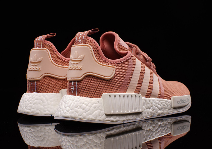 Адидас демонстрирует новый уровень технологий. NMD R 1, отдающие дань современным инженерным технологиям, созданы из смелой комбинации форм, углов и материалов с использованием культовой техники колор-блок. Массивный силуэт подошвы дополняется современной верхней частью с четкими деталями, подчеркивающими динамическую концепцию модели. Подошвы кроссовок произведены из прочного противоударного материала c использованием инновационной технологии BOOST, которая обеспечивает максимальную Адидас демонстрирует новый уровень технологий. NMD R 1, отдающие дань современным инженерным технологиям, созданы из смелой комбинации форм, углов и материалов с использованием культовой техники колор-блок. Массивный силуэт подошвы дополняется современной верхней частью с четкими деталями, подчеркивающими динамическую концепцию модели. Подошвы кроссовок произведены из прочного противоударного материала c использованием инновационной технологии BOOST, которая обеспечивает максимальную