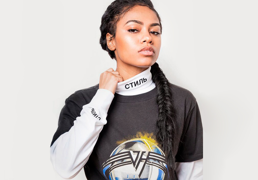 Ни для какого модника не секрет, что за рубежом очень любят вещи с русской историей. То есть одежду, которая несёт в себе эстетику прошлого России, культовые элементы той или иной субкультуры и нотку ностальгии. Но истинным трендом стала наша родная кириллица. Даже если иностранец не знает русского языка, изделия с надписями на кириллице пользуются особым Ни для какого модника не секрет, что за рубежом очень любят вещи с русской историей. То есть одежду, которая несёт в себе эстетику прошлого России, культовые элементы той или иной субкультуры и нотку ностальгии. Но истинным трендом стала наша родная кириллица. Даже если иностранец не знает русского языка, изделия с надписями на кириллице пользуются особым