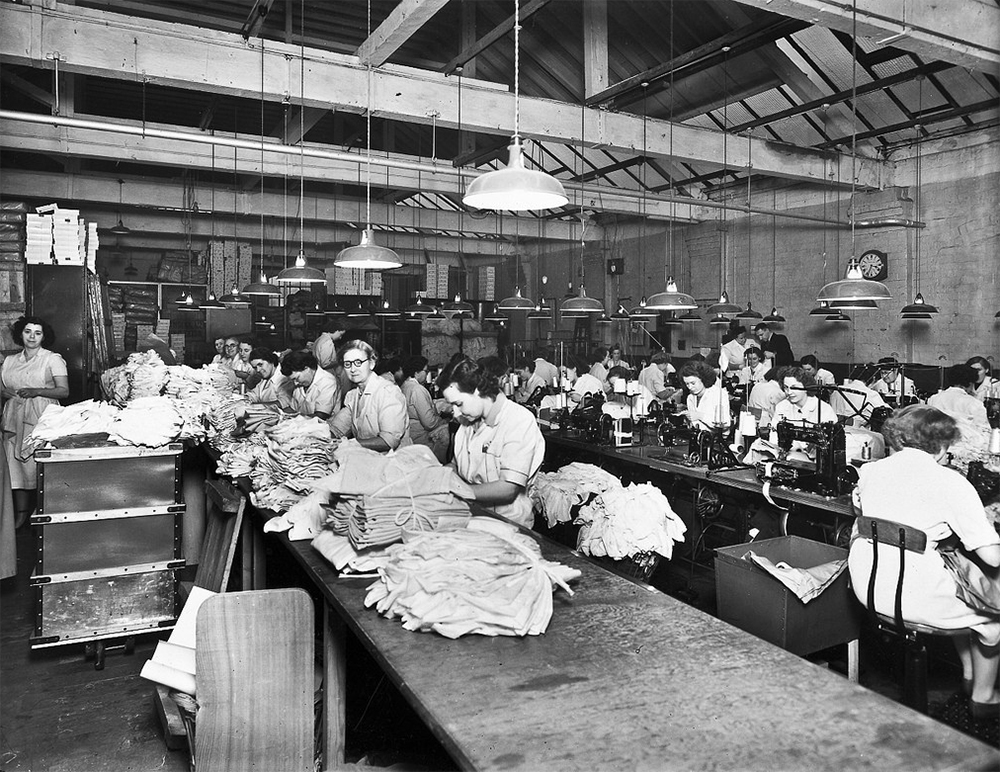 Ткацкая фабрика Великобритания 19 век. Ткацкая фабрика Великобритании 20 век. Франция фабрика 20 века. Кондитерская фабрика в 1960 Англия.
