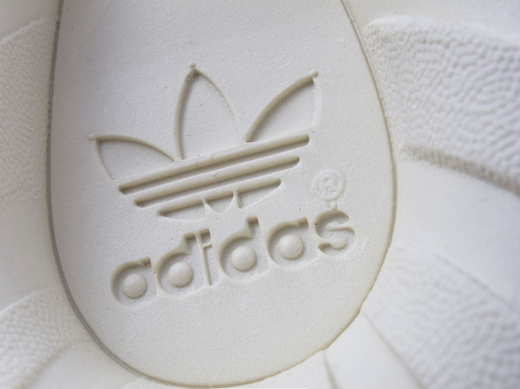 Adidas Tubular логотип на подошве