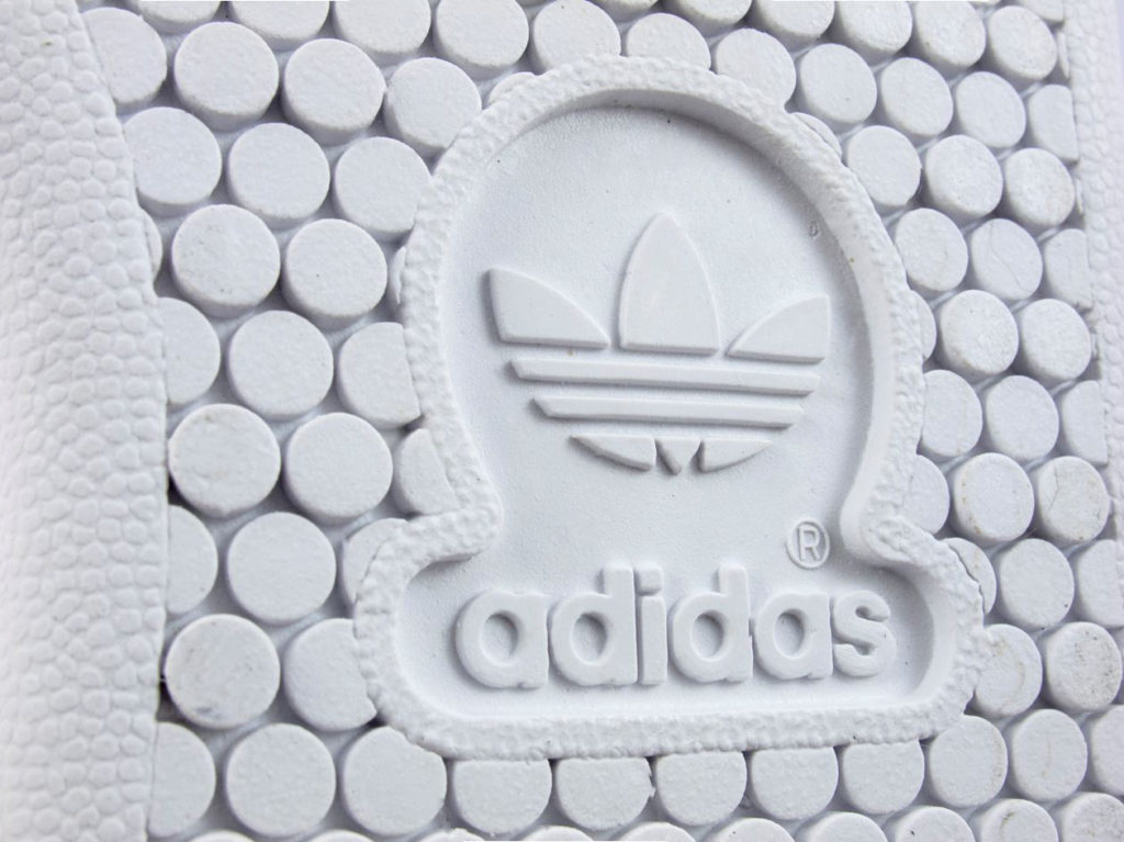 лого на подошве adidas