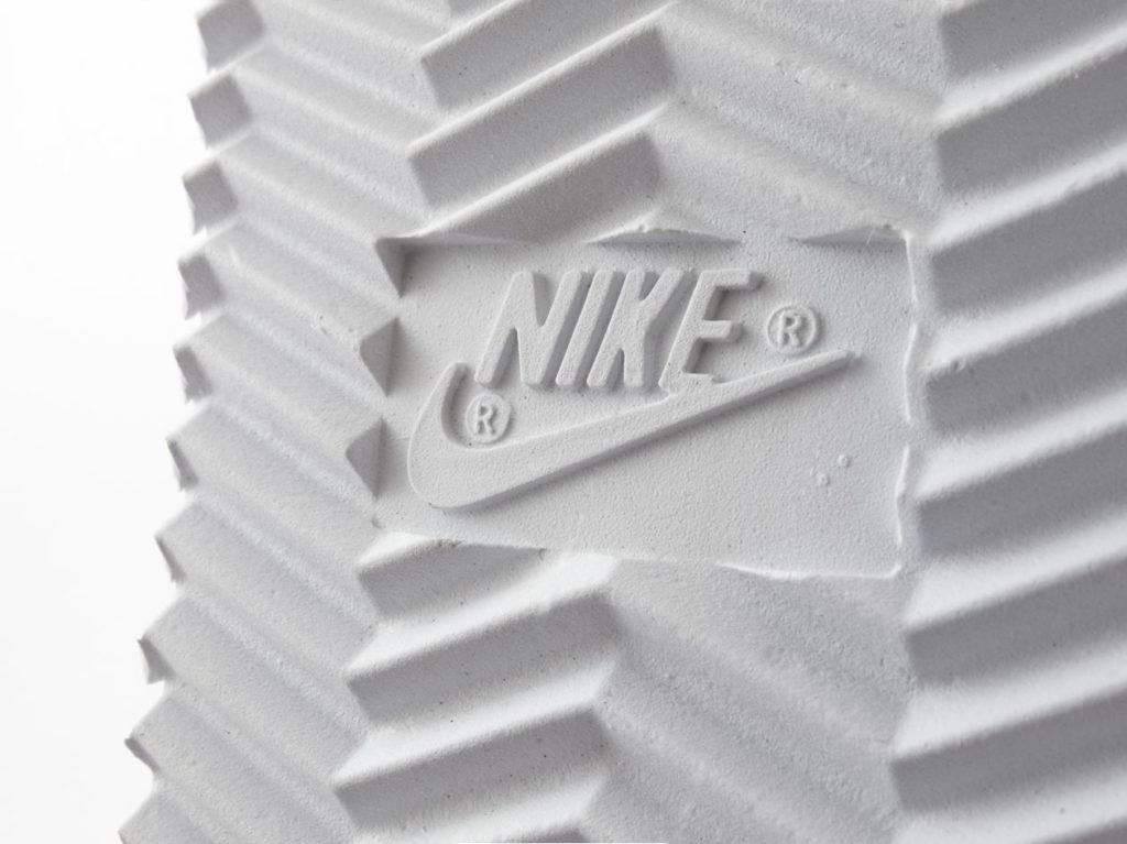 Nike Cortez логотип на подошве