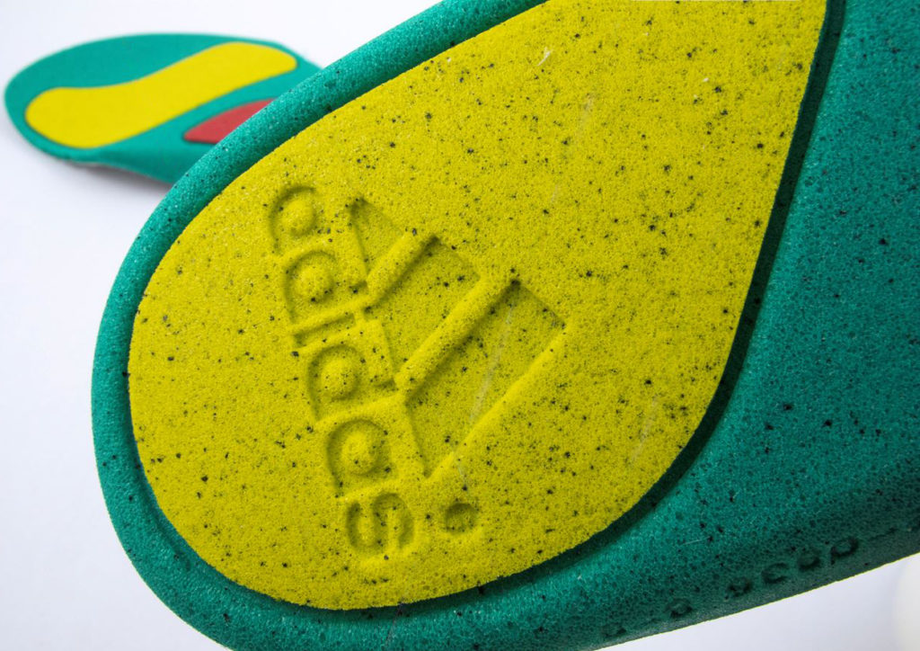 Yeezy 500 adidas логотип на стельки
