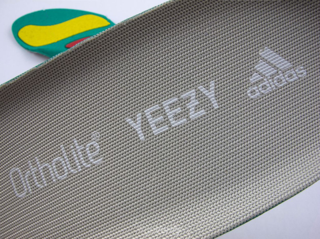 Yeezy 500 adidas стелька логотип
