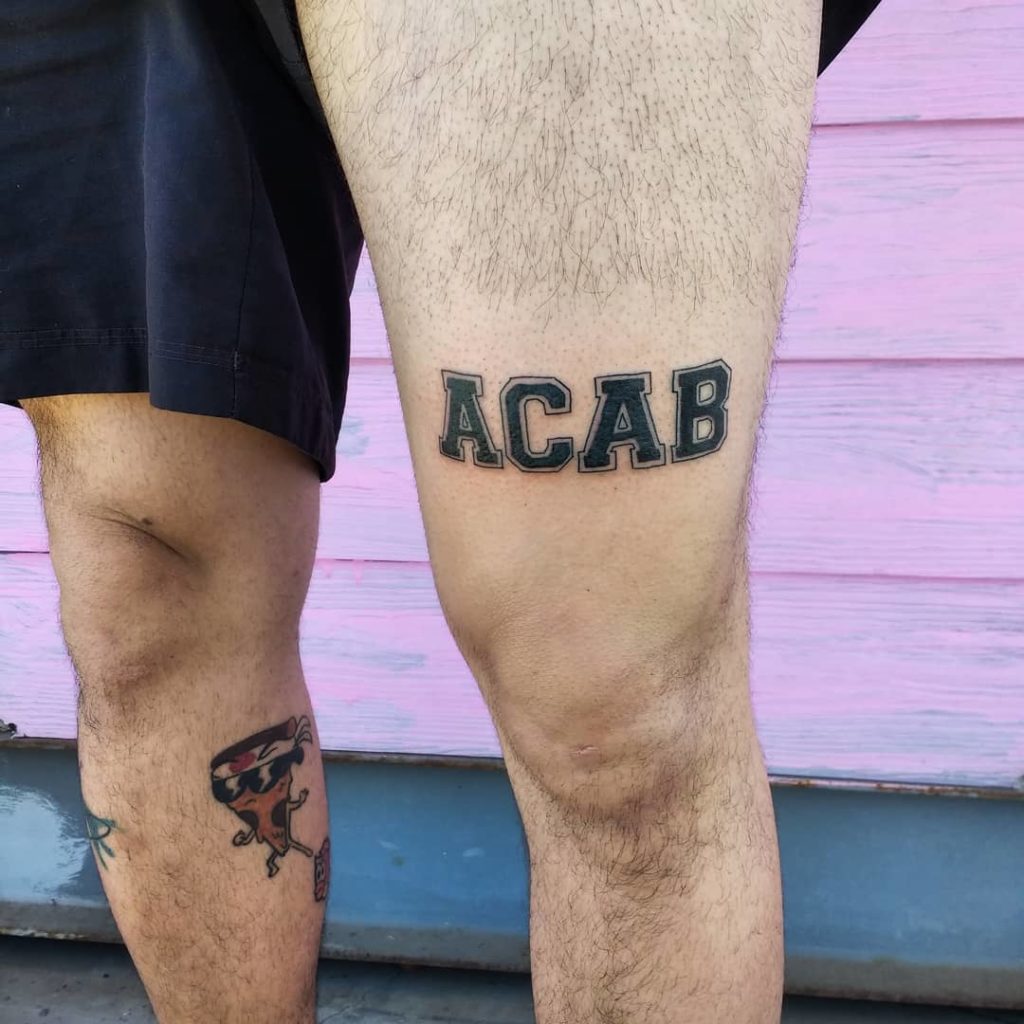 A.C.A.B татуировка на ноге