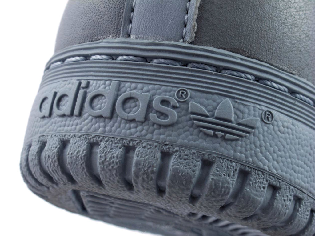 Adidas Yeezy Powerpha лого на пятке