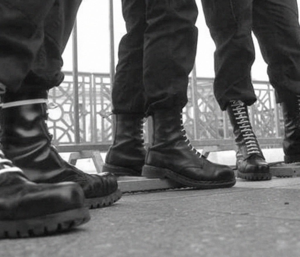 шнурки на ботинках бритоголовых