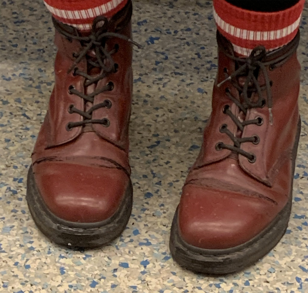 ботинки в метро
