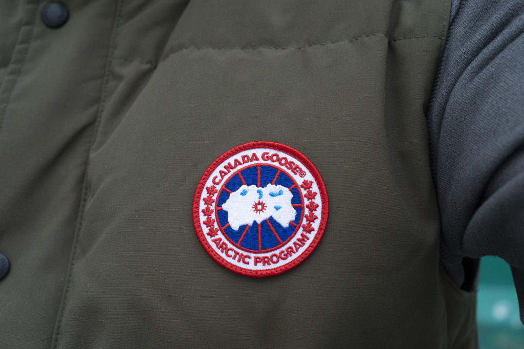 canada goose жилет лого