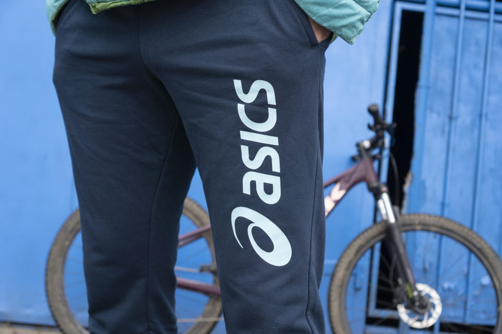штаны asics логотип