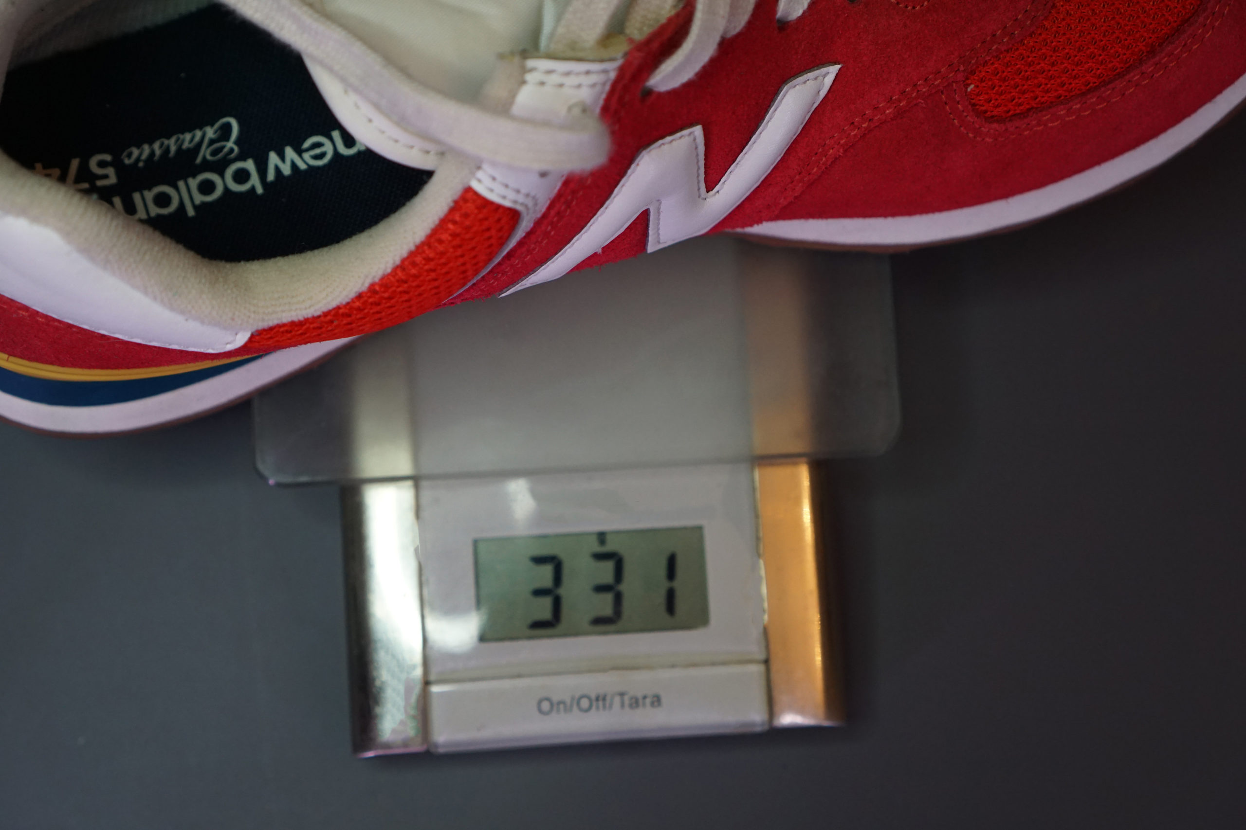 Ровно год назад компания New Balance решилась на обновление своей самой популярной модели - New Balance 574. Новая модель получила название 5740 и вобрала в себя все самые современные тренды. Кроме того 5740 отдает дань знаменитым New Balance 327 благодаря большому логотипу, а также самим 574м и дизайну 1990х благодаря двухцветной подошве. Ровно год назад компания New Balance решилась на обновление своей самой популярной модели - New Balance 574. Новая модель получила название 5740 и вобрала в себя все самые современные тренды. Кроме того 5740 отдает дань знаменитым New Balance 327 благодаря большому логотипу, а также самим 574м и дизайну 1990х благодаря двухцветной подошве.