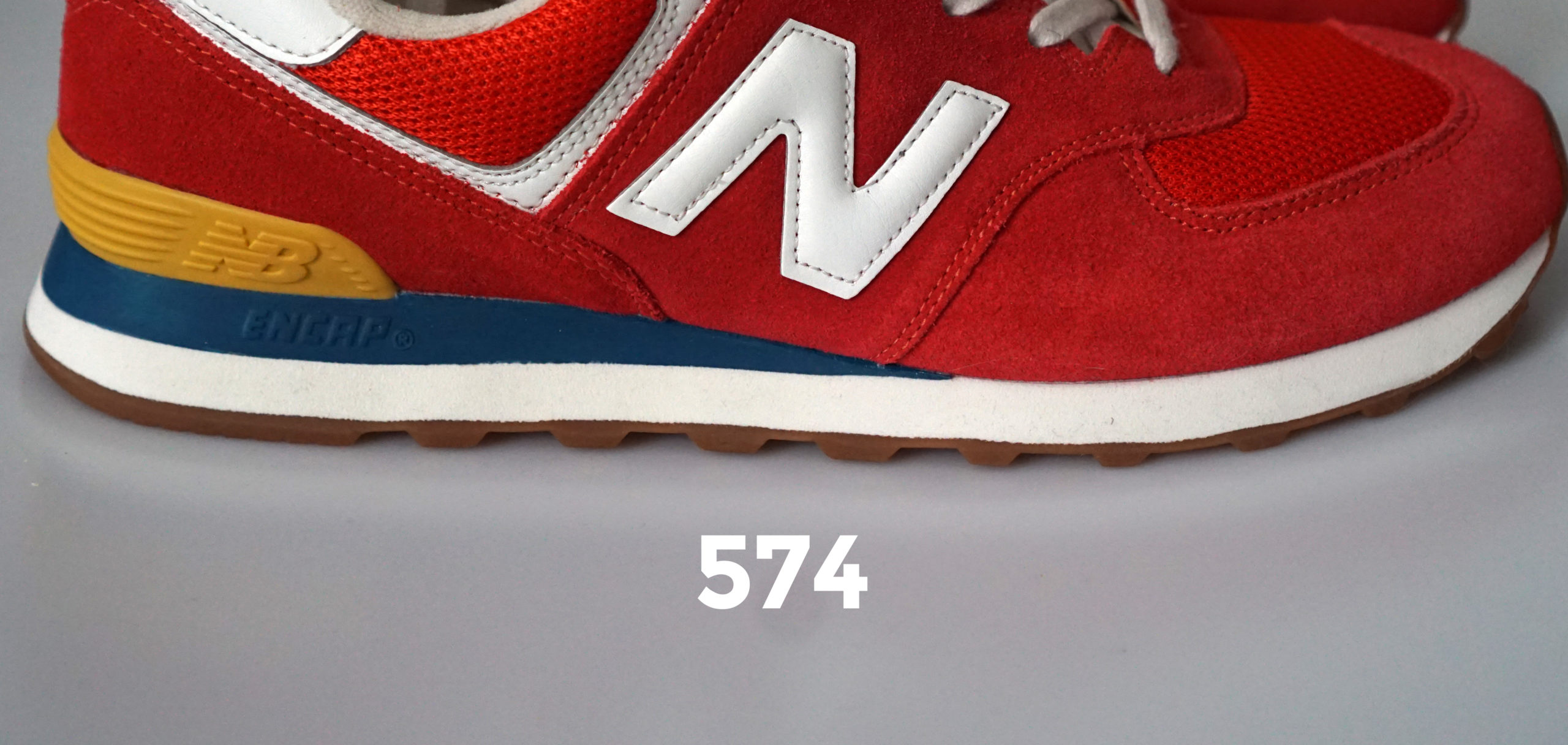 Ровно год назад компания New Balance решилась на обновление своей самой популярной модели - New Balance 574. Новая модель получила название 5740 и вобрала в себя все самые современные тренды. Кроме того 5740 отдает дань знаменитым New Balance 327 благодаря большому логотипу, а также самим 574м и дизайну 1990х благодаря двухцветной подошве. Ровно год назад компания New Balance решилась на обновление своей самой популярной модели - New Balance 574. Новая модель получила название 5740 и вобрала в себя все самые современные тренды. Кроме того 5740 отдает дань знаменитым New Balance 327 благодаря большому логотипу, а также самим 574м и дизайну 1990х благодаря двухцветной подошве.