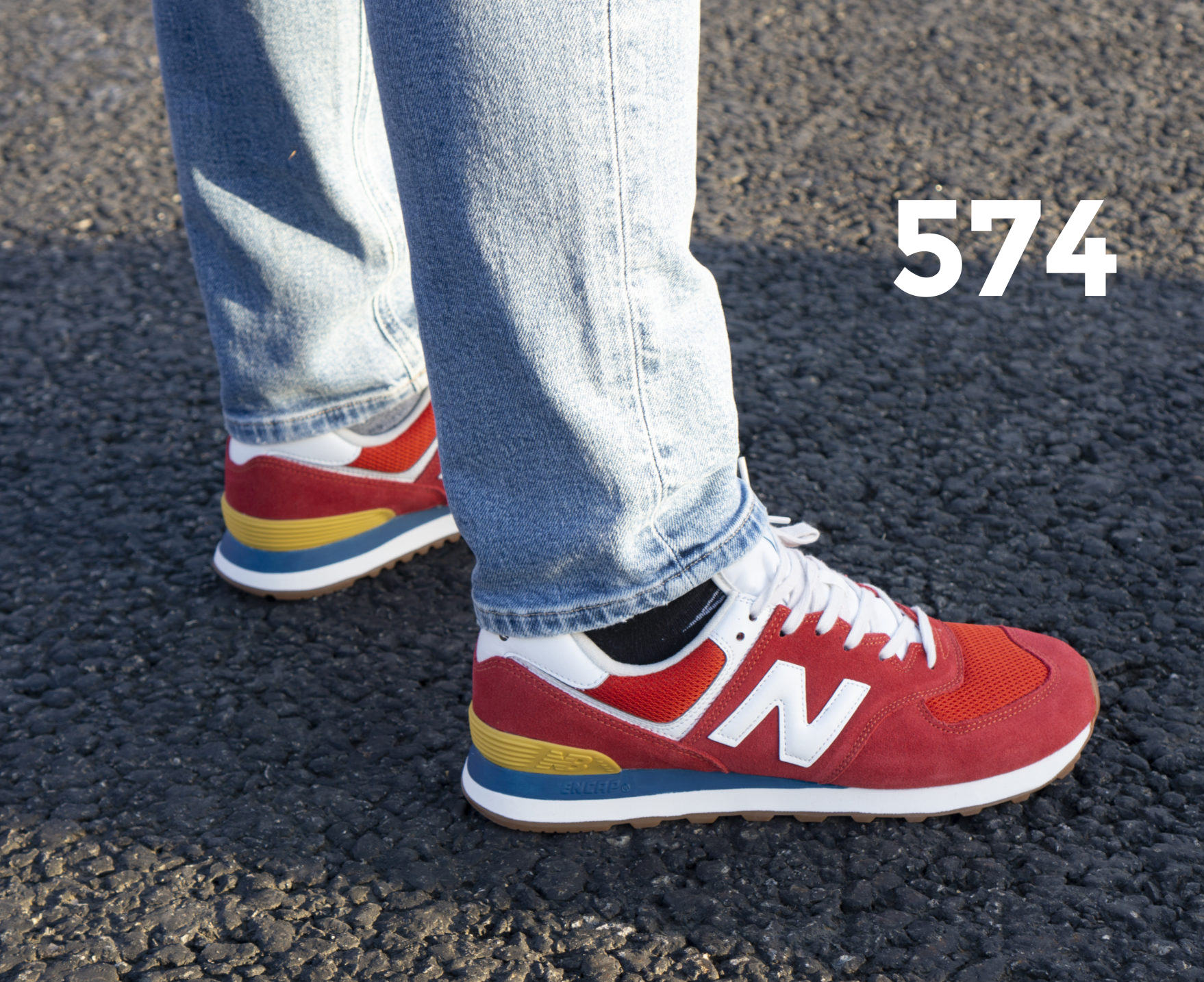 Ровно год назад компания New Balance решилась на обновление своей самой популярной модели - New Balance 574. Новая модель получила название 5740 и вобрала в себя все самые современные тренды. Кроме того 5740 отдает дань знаменитым New Balance 327 благодаря большому логотипу, а также самим 574м и дизайну 1990х благодаря двухцветной подошве. Ровно год назад компания New Balance решилась на обновление своей самой популярной модели - New Balance 574. Новая модель получила название 5740 и вобрала в себя все самые современные тренды. Кроме того 5740 отдает дань знаменитым New Balance 327 благодаря большому логотипу, а также самим 574м и дизайну 1990х благодаря двухцветной подошве.