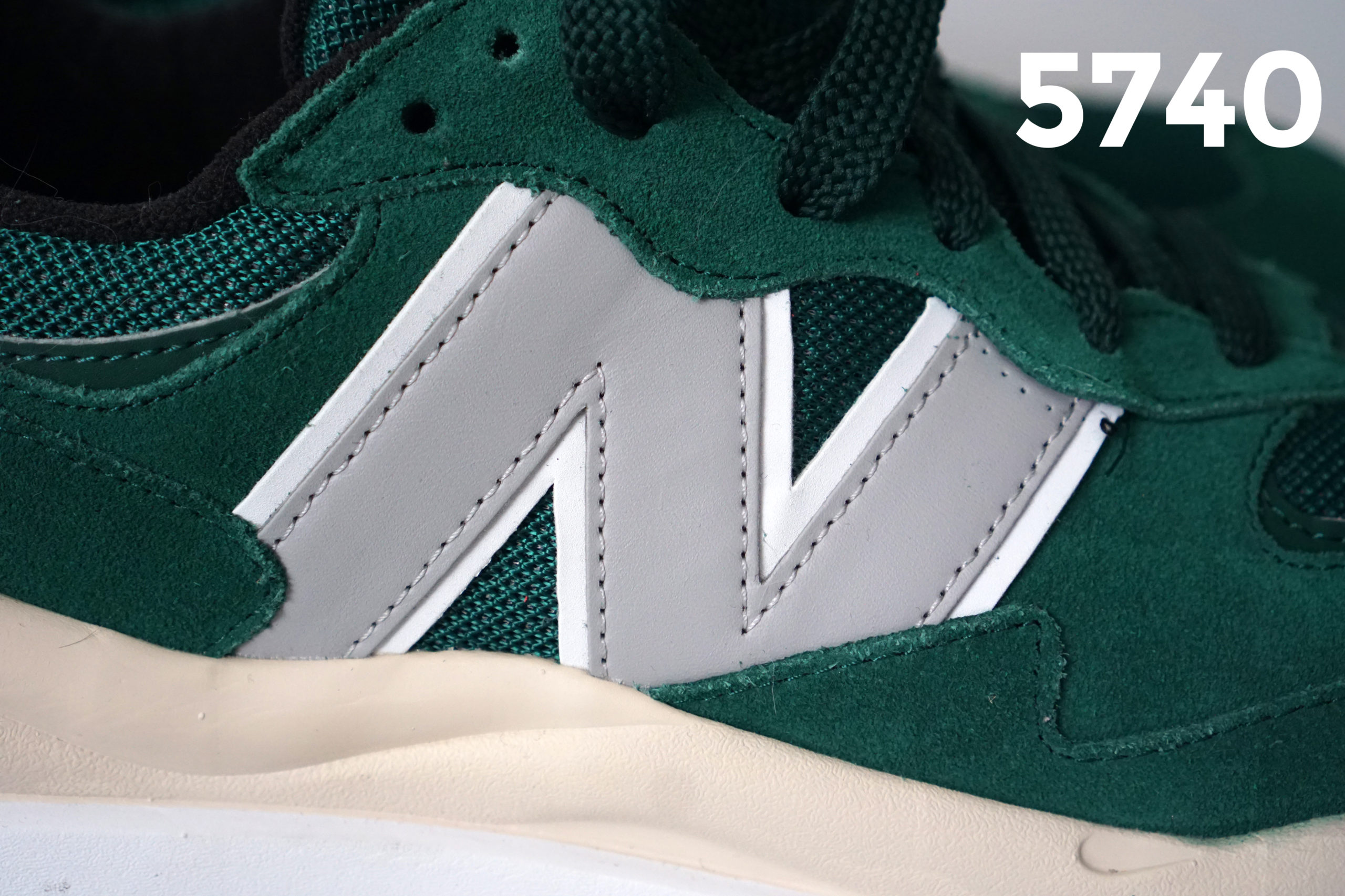 Ровно год назад компания New Balance решилась на обновление своей самой популярной модели - New Balance 574. Новая модель получила название 5740 и вобрала в себя все самые современные тренды. Кроме того 5740 отдает дань знаменитым New Balance 327 благодаря большому логотипу, а также самим 574м и дизайну 1990х благодаря двухцветной подошве. Ровно год назад компания New Balance решилась на обновление своей самой популярной модели - New Balance 574. Новая модель получила название 5740 и вобрала в себя все самые современные тренды. Кроме того 5740 отдает дань знаменитым New Balance 327 благодаря большому логотипу, а также самим 574м и дизайну 1990х благодаря двухцветной подошве.