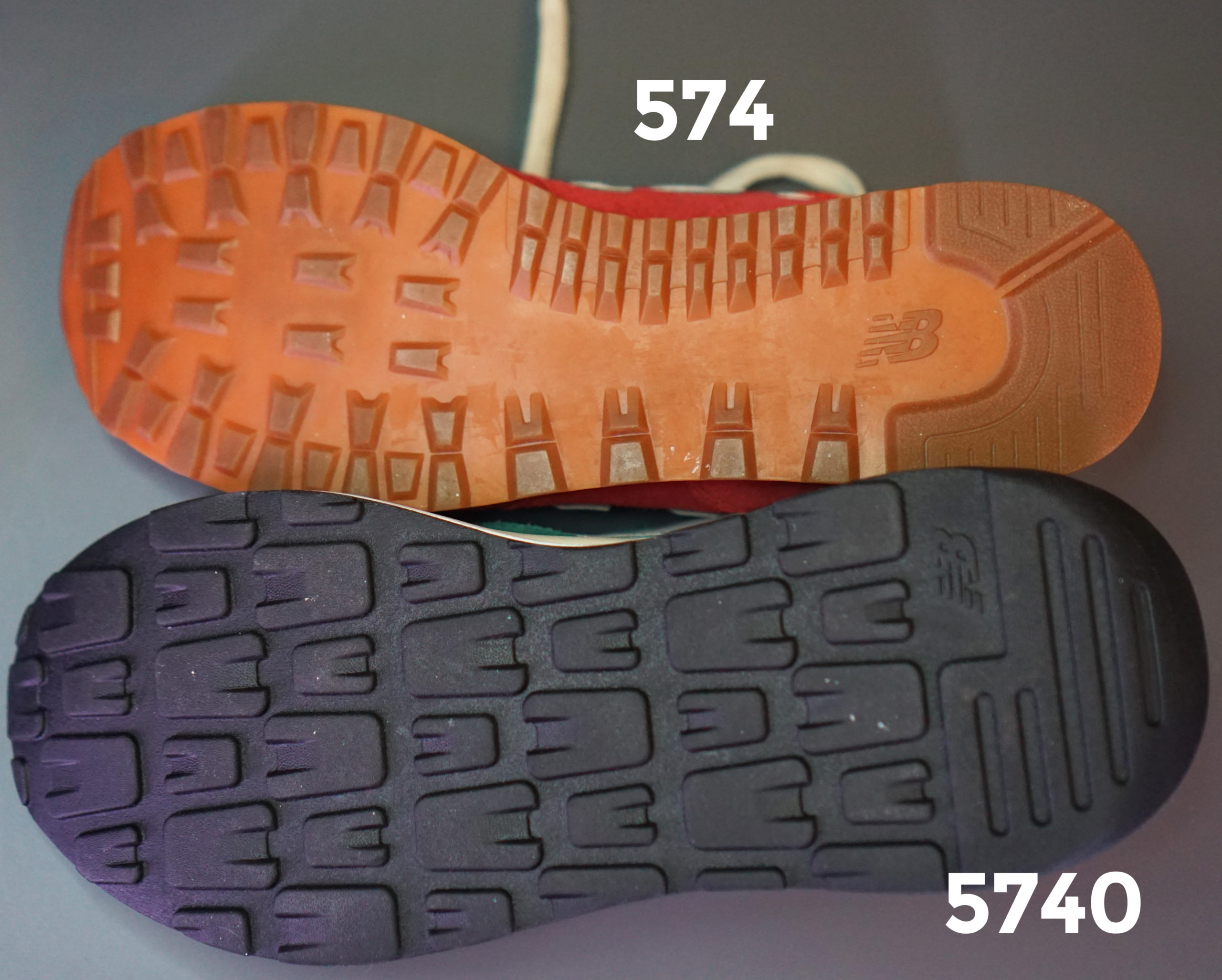 Ровно год назад компания New Balance решилась на обновление своей самой популярной модели - New Balance 574. Новая модель получила название 5740 и вобрала в себя все самые современные тренды. Кроме того 5740 отдает дань знаменитым New Balance 327 благодаря большому логотипу, а также самим 574м и дизайну 1990х благодаря двухцветной подошве. Ровно год назад компания New Balance решилась на обновление своей самой популярной модели - New Balance 574. Новая модель получила название 5740 и вобрала в себя все самые современные тренды. Кроме того 5740 отдает дань знаменитым New Balance 327 благодаря большому логотипу, а также самим 574м и дизайну 1990х благодаря двухцветной подошве.