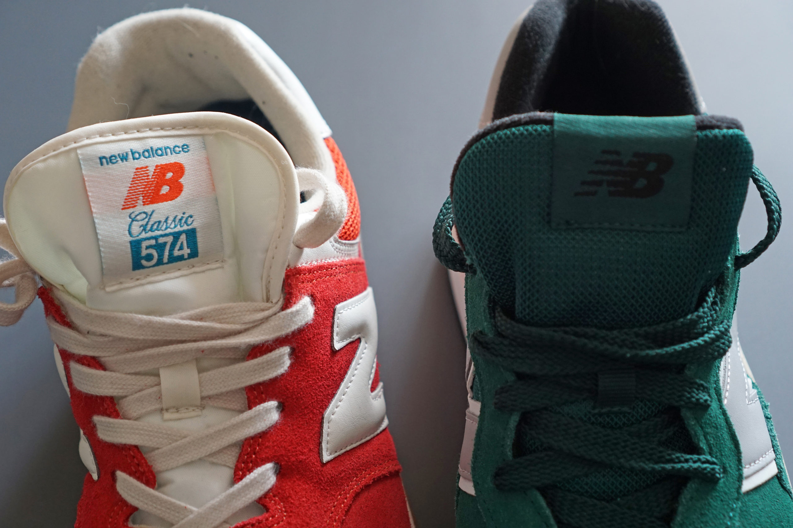 Ровно год назад компания New Balance решилась на обновление своей самой популярной модели - New Balance 574. Новая модель получила название 5740 и вобрала в себя все самые современные тренды. Кроме того 5740 отдает дань знаменитым New Balance 327 благодаря большому логотипу, а также самим 574м и дизайну 1990х благодаря двухцветной подошве. Ровно год назад компания New Balance решилась на обновление своей самой популярной модели - New Balance 574. Новая модель получила название 5740 и вобрала в себя все самые современные тренды. Кроме того 5740 отдает дань знаменитым New Balance 327 благодаря большому логотипу, а также самим 574м и дизайну 1990х благодаря двухцветной подошве.