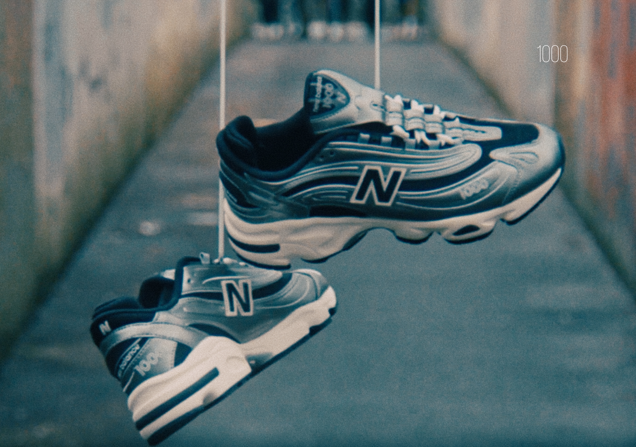New Balance продолжает заново открывать свои архивные модели, и на этот раз настала очередь моделей поздних 90-х. New Balance 1000, которая впервые заявила о себе в 1999 году в беговом сообществе, сегодня возвращается, и ее с нетерпением ждали не только давние поклонники, но и начинающие сникерхеды. Имея в своем активе и инновации, и отменный дизайн, этот перевыпуск модели обещает стать мостом между будущим и прошлым, предлагая нам свежий взгляд на эстетику начала двухтысячных.