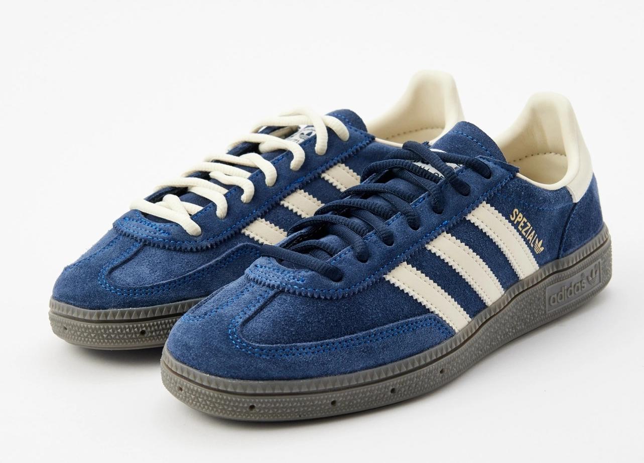 На мой взгляд именно adidas, как никто другой, умеет преображать свою классику и заставляет ее выглядеть абсолютно по-новому за счет грамотно подобранной цветовой гаммы и сочетания цветов и материалов. Поскольку классика бренда лаконична и не изобилует большим количеством деталей, можно максимально сосредоточится на цвете, а также на игре фактур разных материалов в похожих оттенках. На мой взгляд именно adidas, как никто другой, умеет преображать свою классику и заставляет ее выглядеть абсолютно по-новому за счет грамотно подобранной цветовой гаммы и сочетания цветов и материалов. Поскольку классика бренда лаконична и не изобилует большим количеством деталей, можно максимально сосредоточится на цвете, а также на игре фактур разных материалов в похожих оттенках.