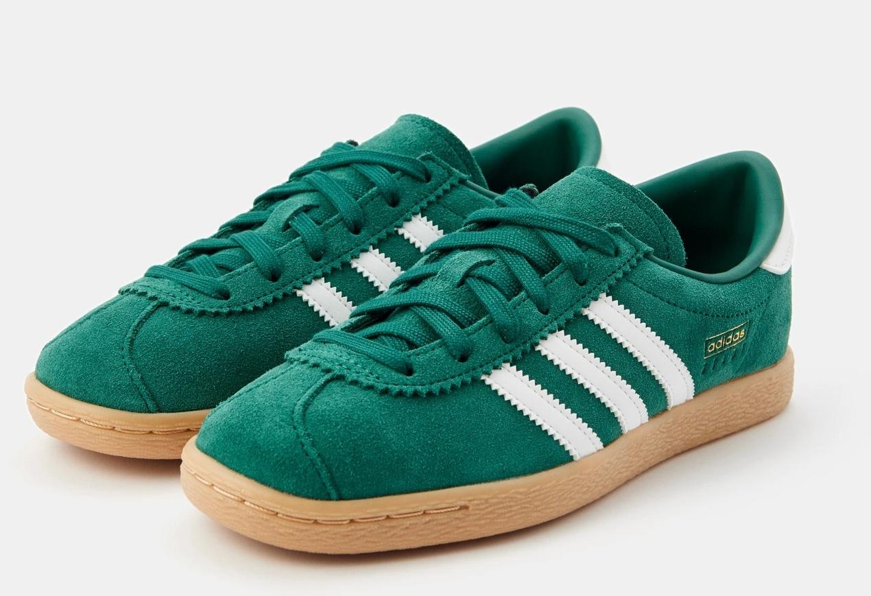 На мой взгляд именно adidas, как никто другой, умеет преображать свою классику и заставляет ее выглядеть абсолютно по-новому за счет грамотно подобранной цветовой гаммы и сочетания цветов и материалов. Поскольку классика бренда лаконична и не изобилует большим количеством деталей, можно максимально сосредоточится на цвете, а также на игре фактур разных материалов в похожих оттенках. На мой взгляд именно adidas, как никто другой, умеет преображать свою классику и заставляет ее выглядеть абсолютно по-новому за счет грамотно подобранной цветовой гаммы и сочетания цветов и материалов. Поскольку классика бренда лаконична и не изобилует большим количеством деталей, можно максимально сосредоточится на цвете, а также на игре фактур разных материалов в похожих оттенках.
