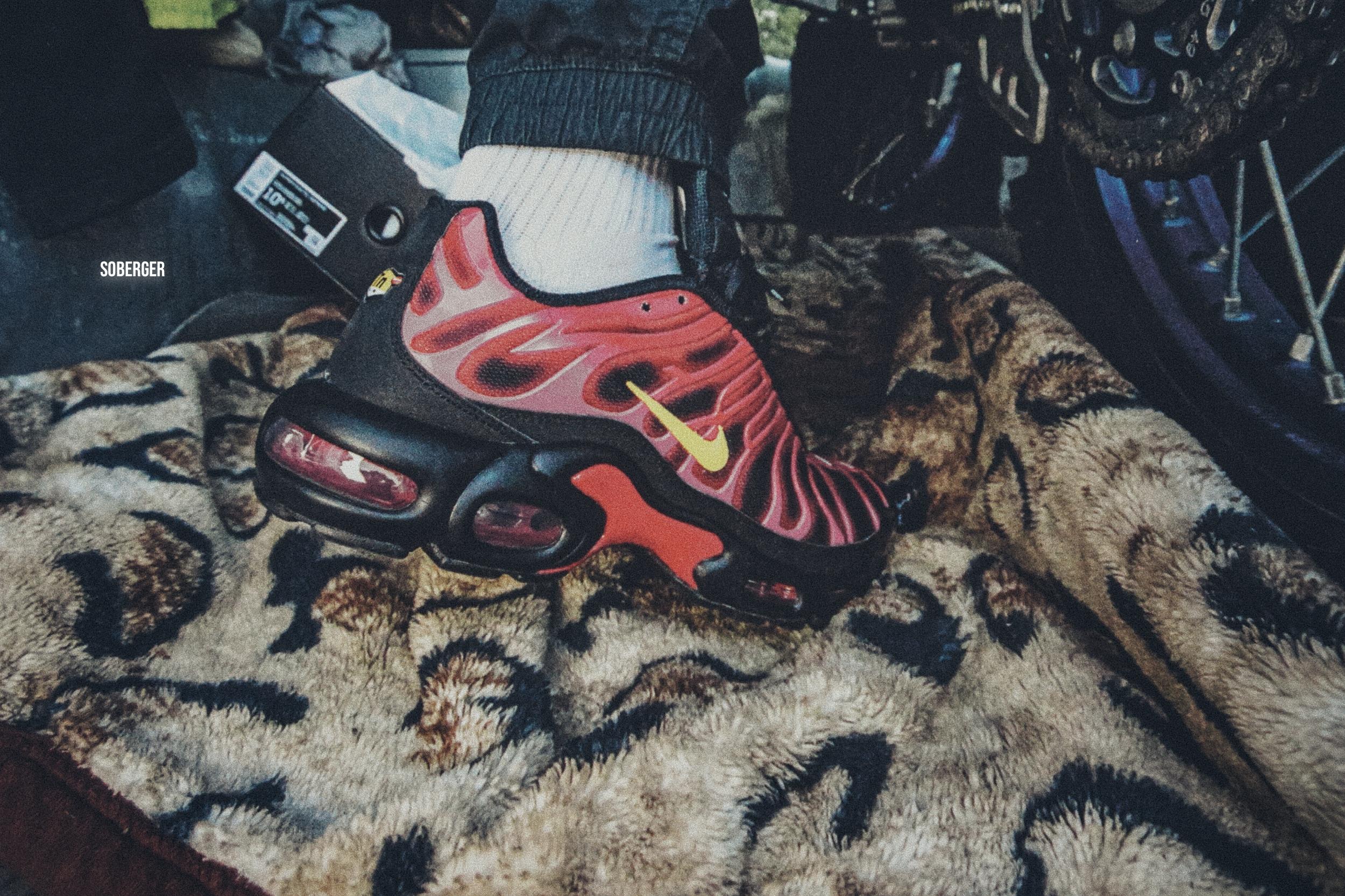Серджио Лозано и Брюс Килгор — дизайнеры и создатели моделей Nike Air Max 95 и Nike Air Force 1 соответственно создали абсолютно новую футуристичную модель Nike с металлизированным верхом и внушительной амортизационной системой Shox в задней части подошвы. Эта система стала результатом шестнадцатилетних исследований, а в ее основе лежала амортизация удара при приземлении в абсолютно новом ключе.