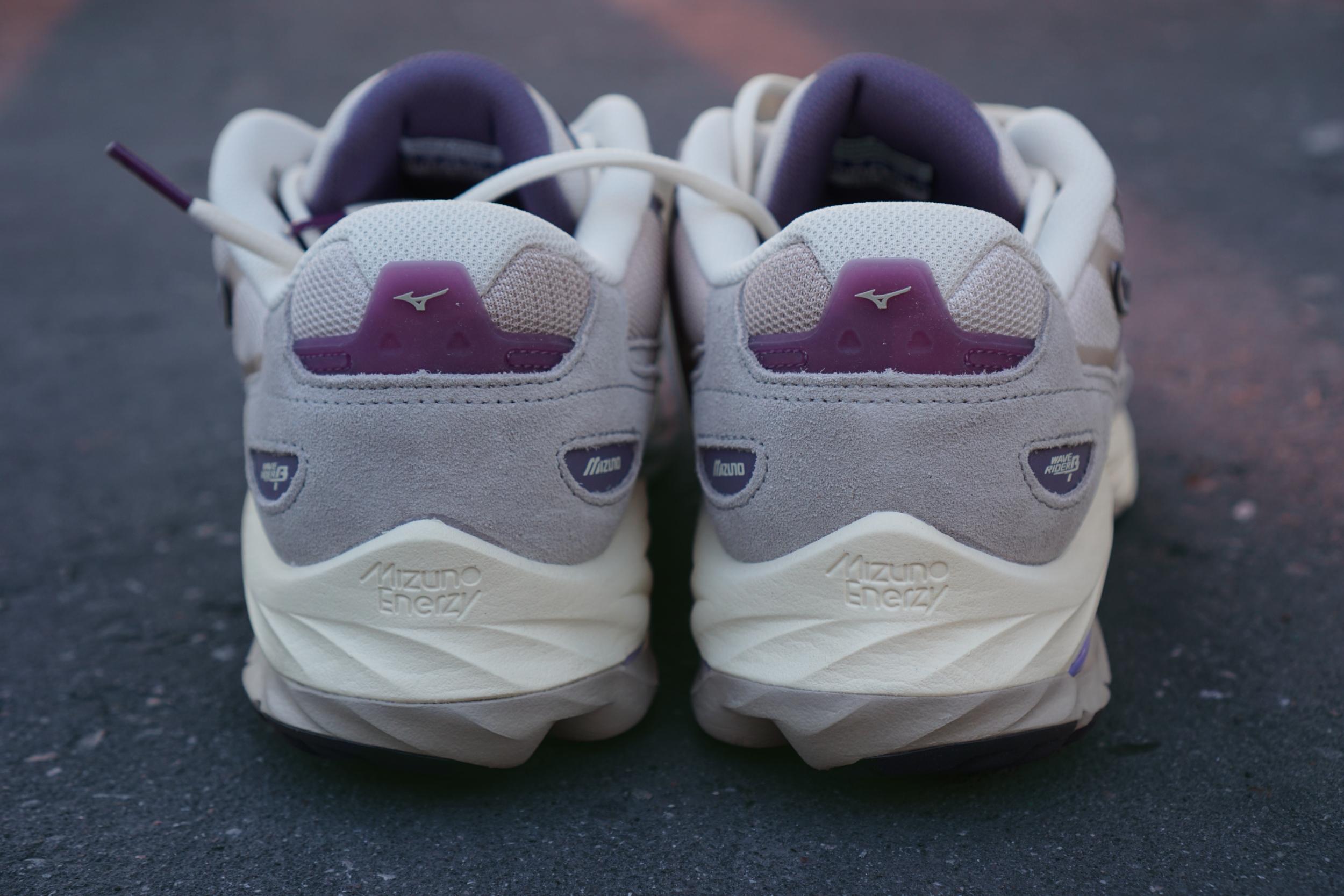 Японский бренд Mizuno я знаю очень давно и не раз рекомендовал кроссовки бренда в своих подборках, однако места в моем гардеробе они себе почему-то так и не застолбили. Но похоже, что с появлением в моей коллекции Mizuno Wave Rider 8 все измениться, поскольку эта модель по моим ощущениям даст прикурить даже любимым New Balance. Японский бренд Mizuno я знаю очень давно и не раз рекомендовал кроссовки бренда в своих подборках, однако места в моем гардеробе они себе почему-то так и не застолбили. Но похоже, что с появлением в моей коллекции Mizuno Wave Rider 8 все измениться, поскольку эта модель по моим ощущениям даст прикурить даже любимым New Balance.