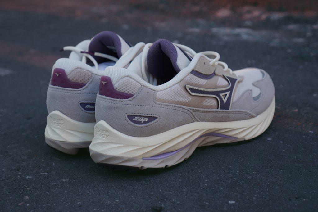 Японский бренд Mizuno я знаю очень давно и не раз рекомендовал кроссовки бренда в своих подборках, однако места в моем гардеробе они себе почему-то так и не застолбили. Но похоже, что с появлением в моей коллекции Mizuno Wave Rider 8 все измениться, поскольку эта модель по моим ощущениям даст прикурить даже любимым New Balance. Японский бренд Mizuno я знаю очень давно и не раз рекомендовал кроссовки бренда в своих подборках, однако места в моем гардеробе они себе почему-то так и не застолбили. Но похоже, что с появлением в моей коллекции Mizuno Wave Rider 8 все измениться, поскольку эта модель по моим ощущениям даст прикурить даже любимым New Balance.