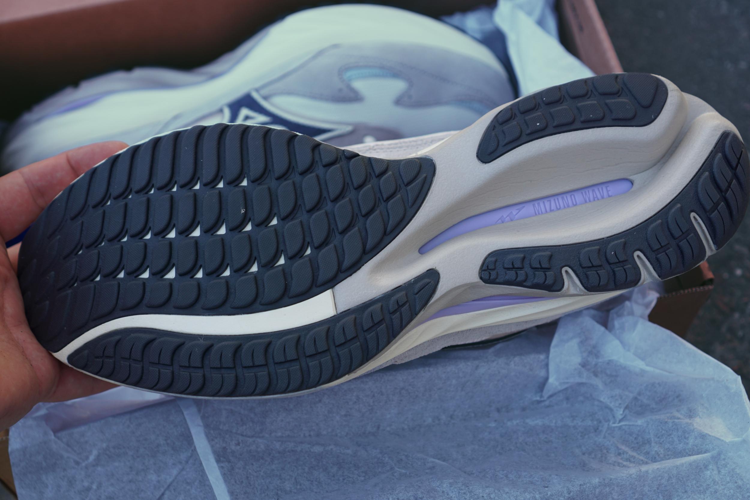 Японский бренд Mizuno я знаю очень давно и не раз рекомендовал кроссовки бренда в своих подборках, однако места в моем гардеробе они себе почему-то так и не застолбили. Но похоже, что с появлением в моей коллекции Mizuno Wave Rider 8 все измениться, поскольку эта модель по моим ощущениям даст прикурить даже любимым New Balance. Японский бренд Mizuno я знаю очень давно и не раз рекомендовал кроссовки бренда в своих подборках, однако места в моем гардеробе они себе почему-то так и не застолбили. Но похоже, что с появлением в моей коллекции Mizuno Wave Rider 8 все измениться, поскольку эта модель по моим ощущениям даст прикурить даже любимым New Balance.