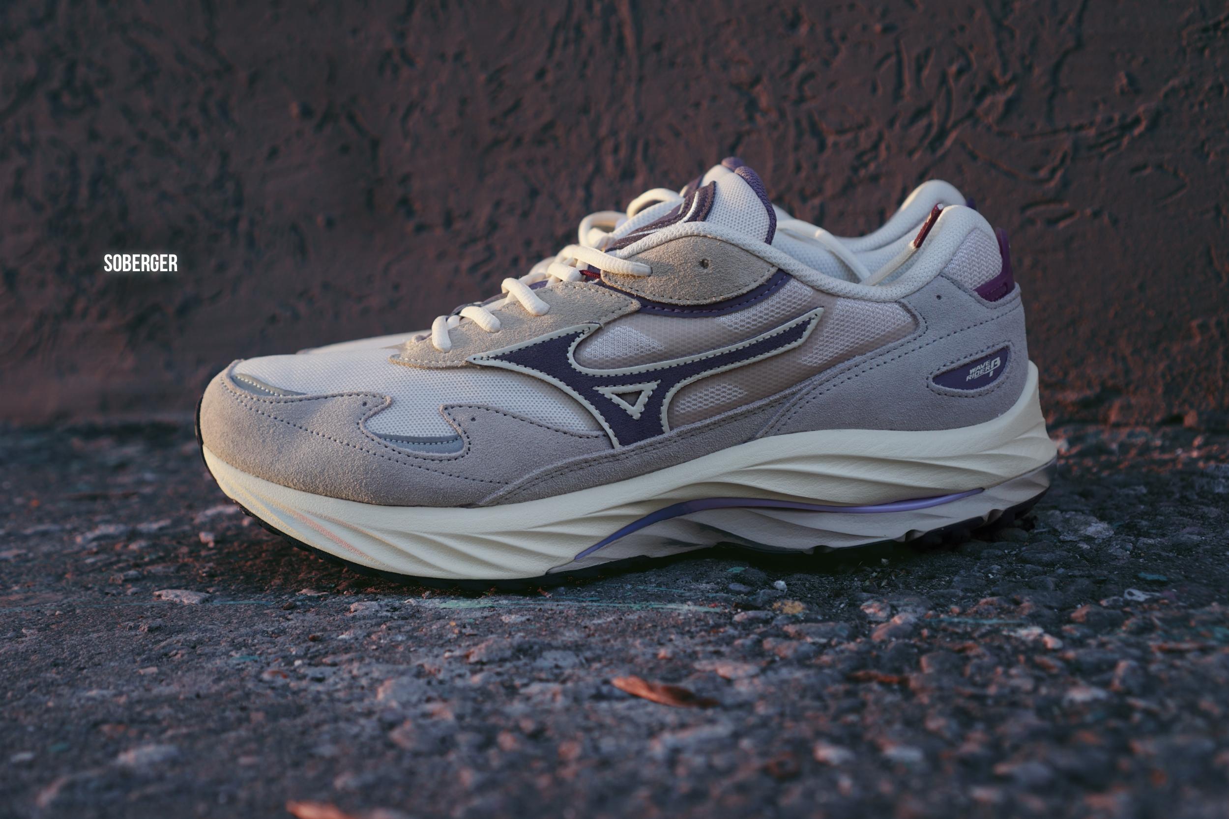 Японский бренд Mizuno я знаю очень давно и не раз рекомендовал кроссовки бренда в своих подборках, однако места в моем гардеробе они себе почему-то так и не застолбили. Но похоже, что с появлением в моей коллекции Mizuno Wave Rider 8 все измениться, поскольку эта модель по моим ощущениям даст прикурить даже любимым New Balance.