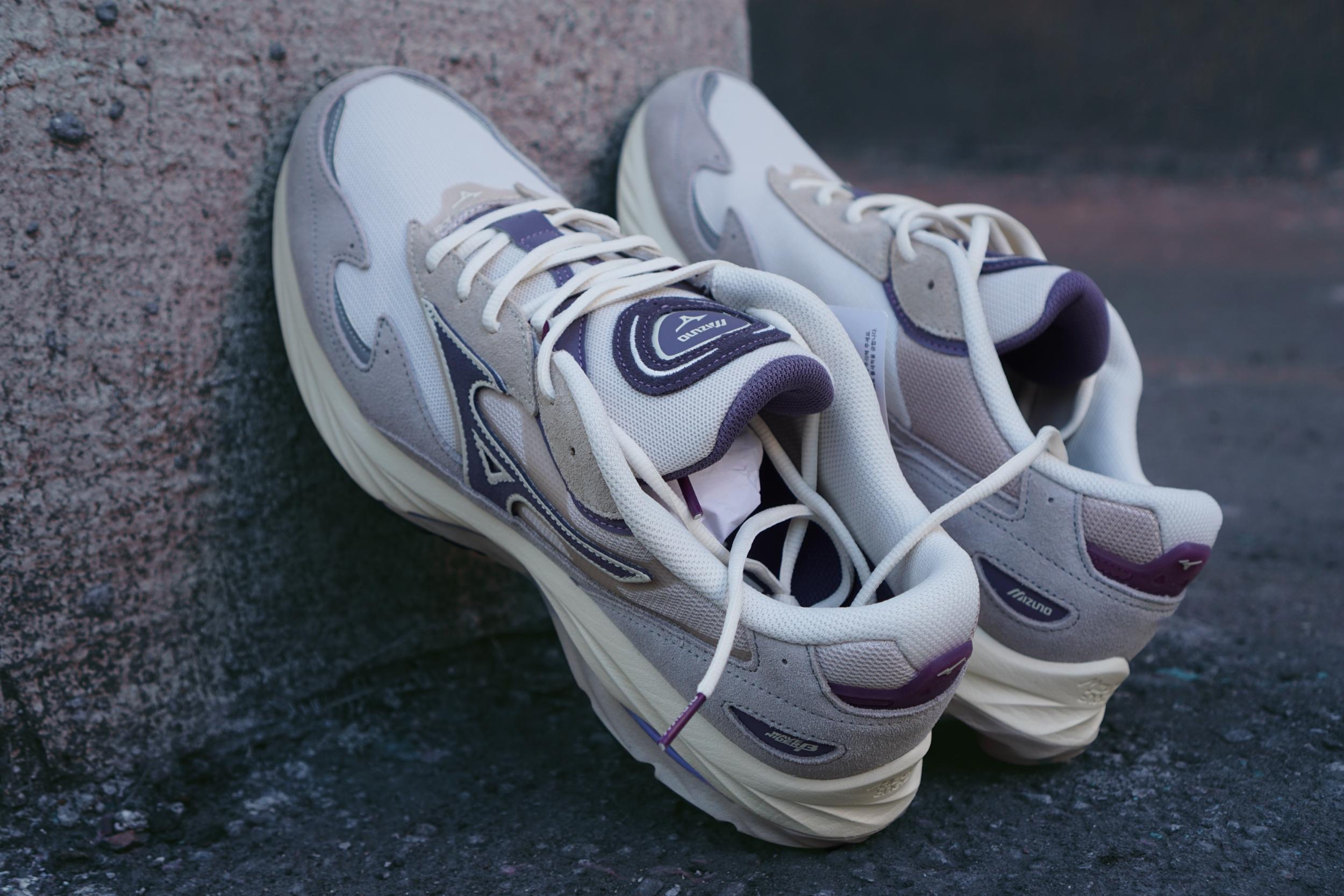 Японский бренд Mizuno я знаю очень давно и не раз рекомендовал кроссовки бренда в своих подборках, однако места в моем гардеробе они себе почему-то так и не застолбили. Но похоже, что с появлением в моей коллекции Mizuno Wave Rider 8 все измениться, поскольку эта модель по моим ощущениям даст прикурить даже любимым New Balance. Японский бренд Mizuno я знаю очень давно и не раз рекомендовал кроссовки бренда в своих подборках, однако места в моем гардеробе они себе почему-то так и не застолбили. Но похоже, что с появлением в моей коллекции Mizuno Wave Rider 8 все измениться, поскольку эта модель по моим ощущениям даст прикурить даже любимым New Balance.