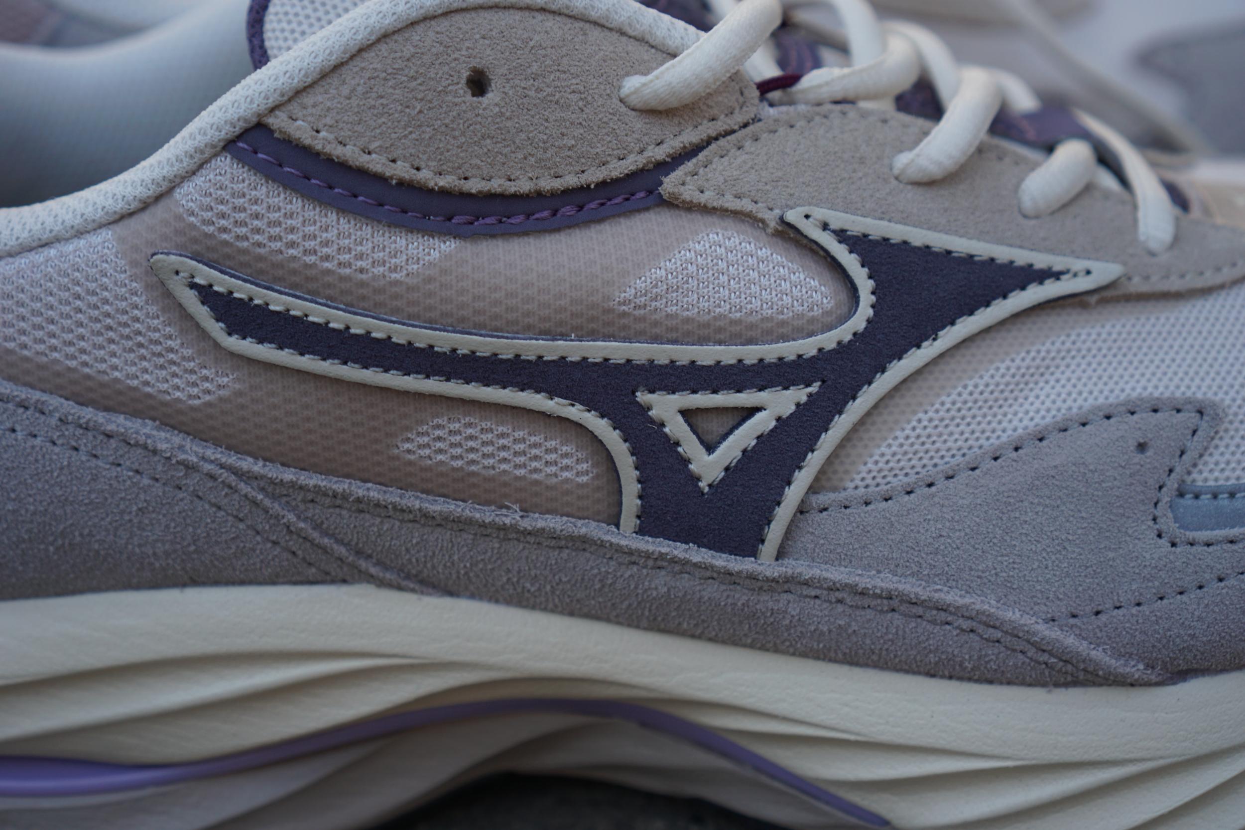 Японский бренд Mizuno я знаю очень давно и не раз рекомендовал кроссовки бренда в своих подборках, однако места в моем гардеробе они себе почему-то так и не застолбили. Но похоже, что с появлением в моей коллекции Mizuno Wave Rider 8 все измениться, поскольку эта модель по моим ощущениям даст прикурить даже любимым New Balance. Японский бренд Mizuno я знаю очень давно и не раз рекомендовал кроссовки бренда в своих подборках, однако места в моем гардеробе они себе почему-то так и не застолбили. Но похоже, что с появлением в моей коллекции Mizuno Wave Rider 8 все измениться, поскольку эта модель по моим ощущениям даст прикурить даже любимым New Balance.