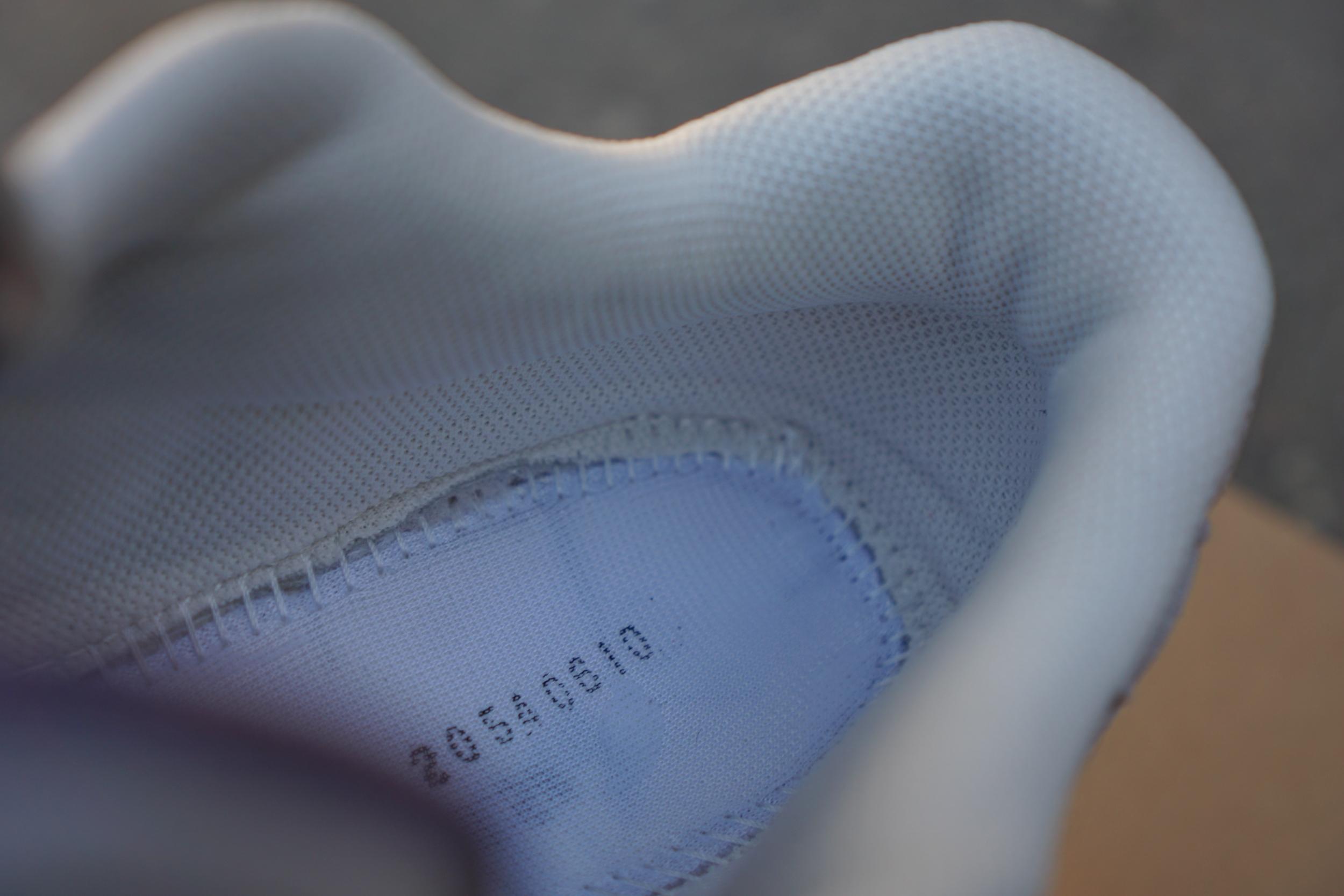 Японский бренд Mizuno я знаю очень давно и не раз рекомендовал кроссовки бренда в своих подборках, однако места в моем гардеробе они себе почему-то так и не застолбили. Но похоже, что с появлением в моей коллекции Mizuno Wave Rider 8 все измениться, поскольку эта модель по моим ощущениям даст прикурить даже любимым New Balance. Японский бренд Mizuno я знаю очень давно и не раз рекомендовал кроссовки бренда в своих подборках, однако места в моем гардеробе они себе почему-то так и не застолбили. Но похоже, что с появлением в моей коллекции Mizuno Wave Rider 8 все измениться, поскольку эта модель по моим ощущениям даст прикурить даже любимым New Balance.