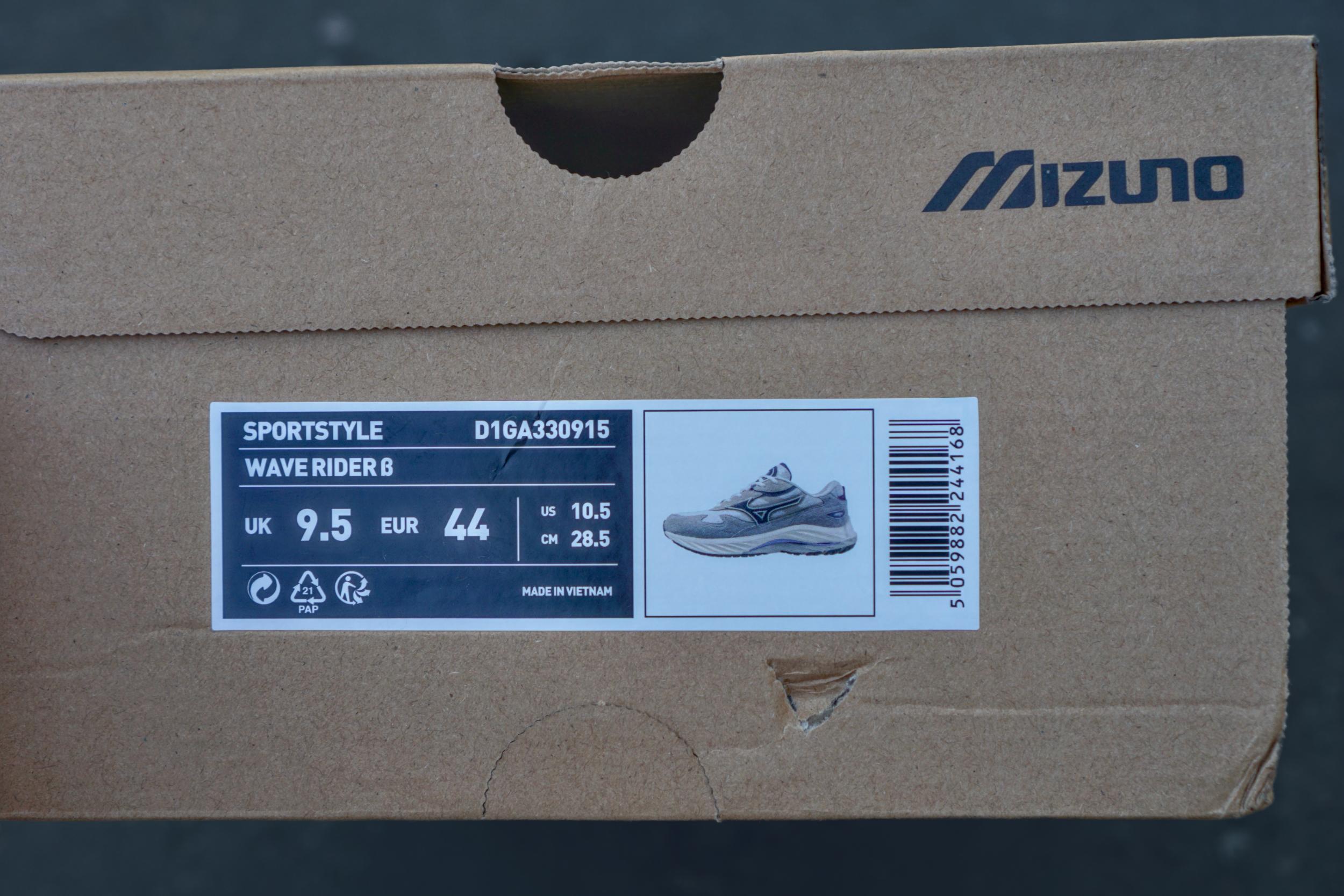 Японский бренд Mizuno я знаю очень давно и не раз рекомендовал кроссовки бренда в своих подборках, однако места в моем гардеробе они себе почему-то так и не застолбили. Но похоже, что с появлением в моей коллекции Mizuno Wave Rider 8 все измениться, поскольку эта модель по моим ощущениям даст прикурить даже любимым New Balance. Японский бренд Mizuno я знаю очень давно и не раз рекомендовал кроссовки бренда в своих подборках, однако места в моем гардеробе они себе почему-то так и не застолбили. Но похоже, что с появлением в моей коллекции Mizuno Wave Rider 8 все измениться, поскольку эта модель по моим ощущениям даст прикурить даже любимым New Balance.