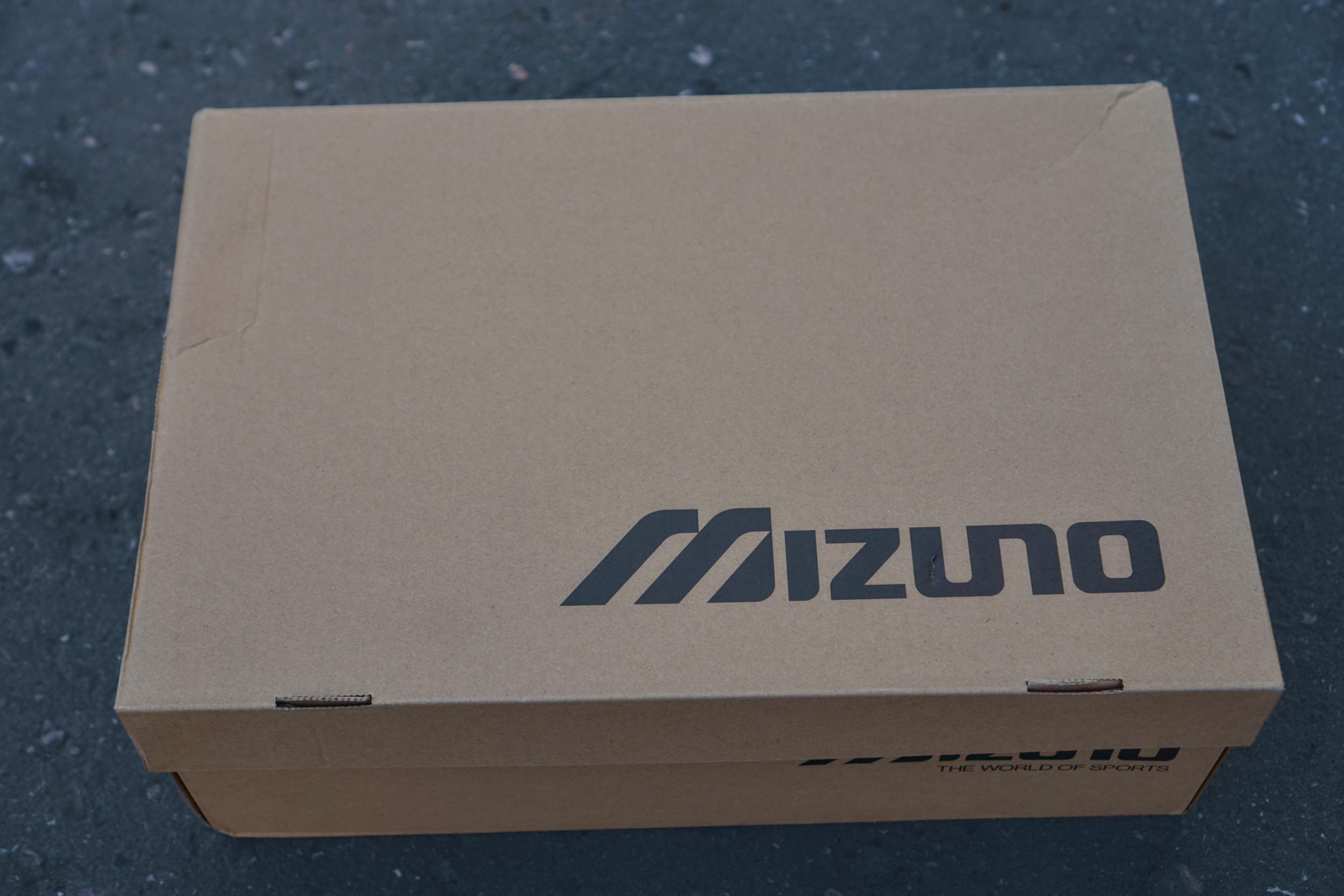 Японский бренд Mizuno я знаю очень давно и не раз рекомендовал кроссовки бренда в своих подборках, однако места в моем гардеробе они себе почему-то так и не застолбили. Но похоже, что с появлением в моей коллекции Mizuno Wave Rider 8 все измениться, поскольку эта модель по моим ощущениям даст прикурить даже любимым New Balance. Японский бренд Mizuno я знаю очень давно и не раз рекомендовал кроссовки бренда в своих подборках, однако места в моем гардеробе они себе почему-то так и не застолбили. Но похоже, что с появлением в моей коллекции Mizuno Wave Rider 8 все измениться, поскольку эта модель по моим ощущениям даст прикурить даже любимым New Balance.