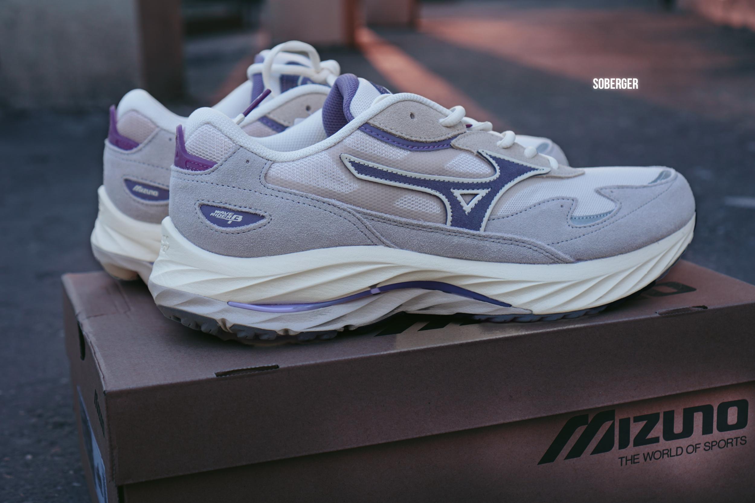 Японский бренд Mizuno я знаю очень давно и не раз рекомендовал кроссовки бренда в своих подборках, однако места в моем гардеробе они себе почему-то так и не застолбили. Но похоже, что с появлением в моей коллекции Mizuno Wave Rider 8 все измениться, поскольку эта модель по моим ощущениям даст прикурить даже любимым New Balance. Японский бренд Mizuno я знаю очень давно и не раз рекомендовал кроссовки бренда в своих подборках, однако места в моем гардеробе они себе почему-то так и не застолбили. Но похоже, что с появлением в моей коллекции Mizuno Wave Rider 8 все измениться, поскольку эта модель по моим ощущениям даст прикурить даже любимым New Balance.