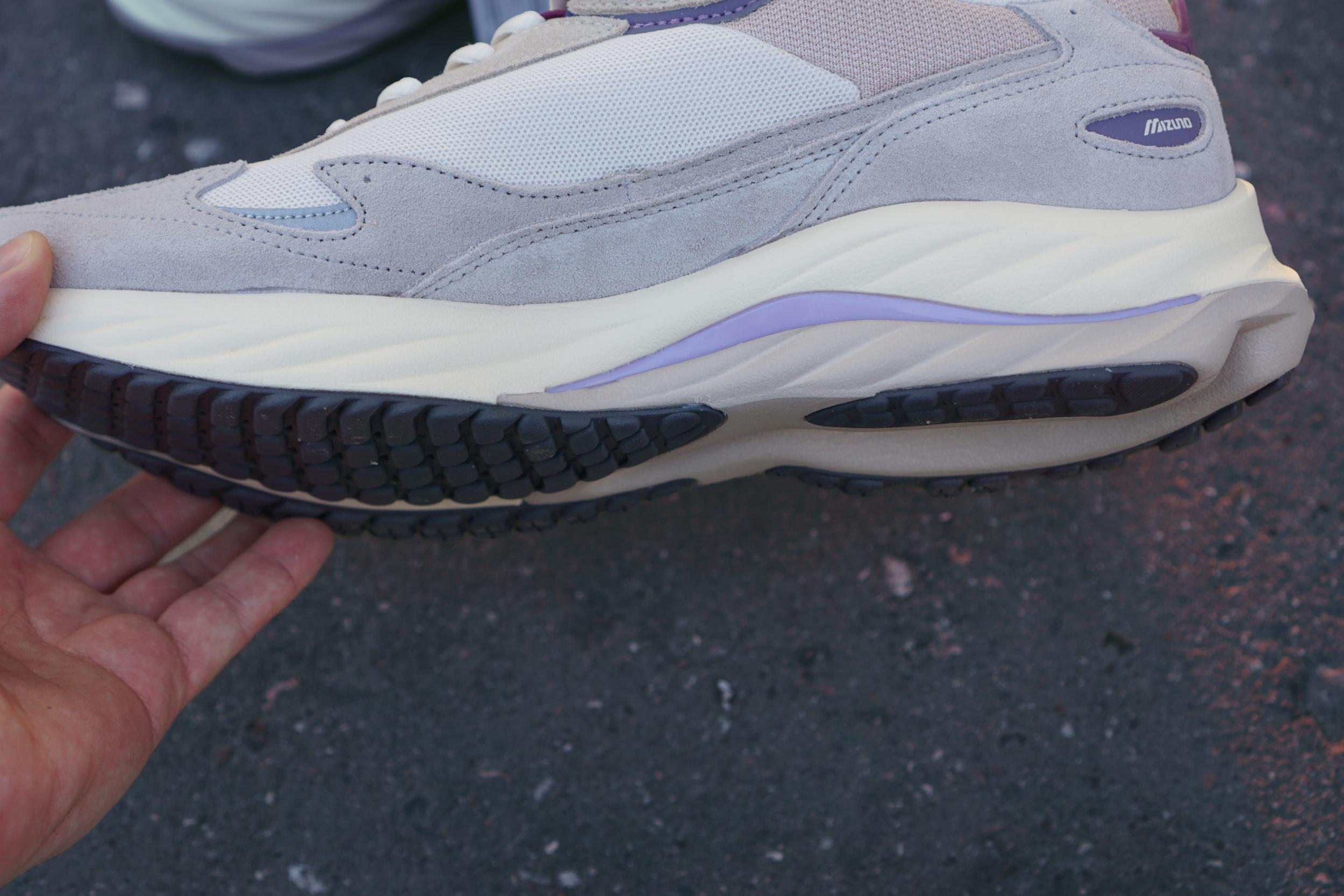 Японский бренд Mizuno я знаю очень давно и не раз рекомендовал кроссовки бренда в своих подборках, однако места в моем гардеробе они себе почему-то так и не застолбили. Но похоже, что с появлением в моей коллекции Mizuno Wave Rider 8 все измениться, поскольку эта модель по моим ощущениям даст прикурить даже любимым New Balance. Японский бренд Mizuno я знаю очень давно и не раз рекомендовал кроссовки бренда в своих подборках, однако места в моем гардеробе они себе почему-то так и не застолбили. Но похоже, что с появлением в моей коллекции Mizuno Wave Rider 8 все измениться, поскольку эта модель по моим ощущениям даст прикурить даже любимым New Balance.