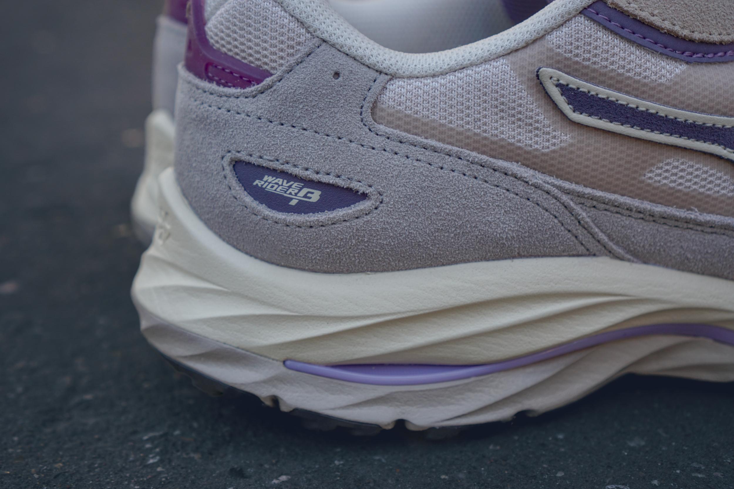 Японский бренд Mizuno я знаю очень давно и не раз рекомендовал кроссовки бренда в своих подборках, однако места в моем гардеробе они себе почему-то так и не застолбили. Но похоже, что с появлением в моей коллекции Mizuno Wave Rider 8 все измениться, поскольку эта модель по моим ощущениям даст прикурить даже любимым New Balance. Японский бренд Mizuno я знаю очень давно и не раз рекомендовал кроссовки бренда в своих подборках, однако места в моем гардеробе они себе почему-то так и не застолбили. Но похоже, что с появлением в моей коллекции Mizuno Wave Rider 8 все измениться, поскольку эта модель по моим ощущениям даст прикурить даже любимым New Balance.