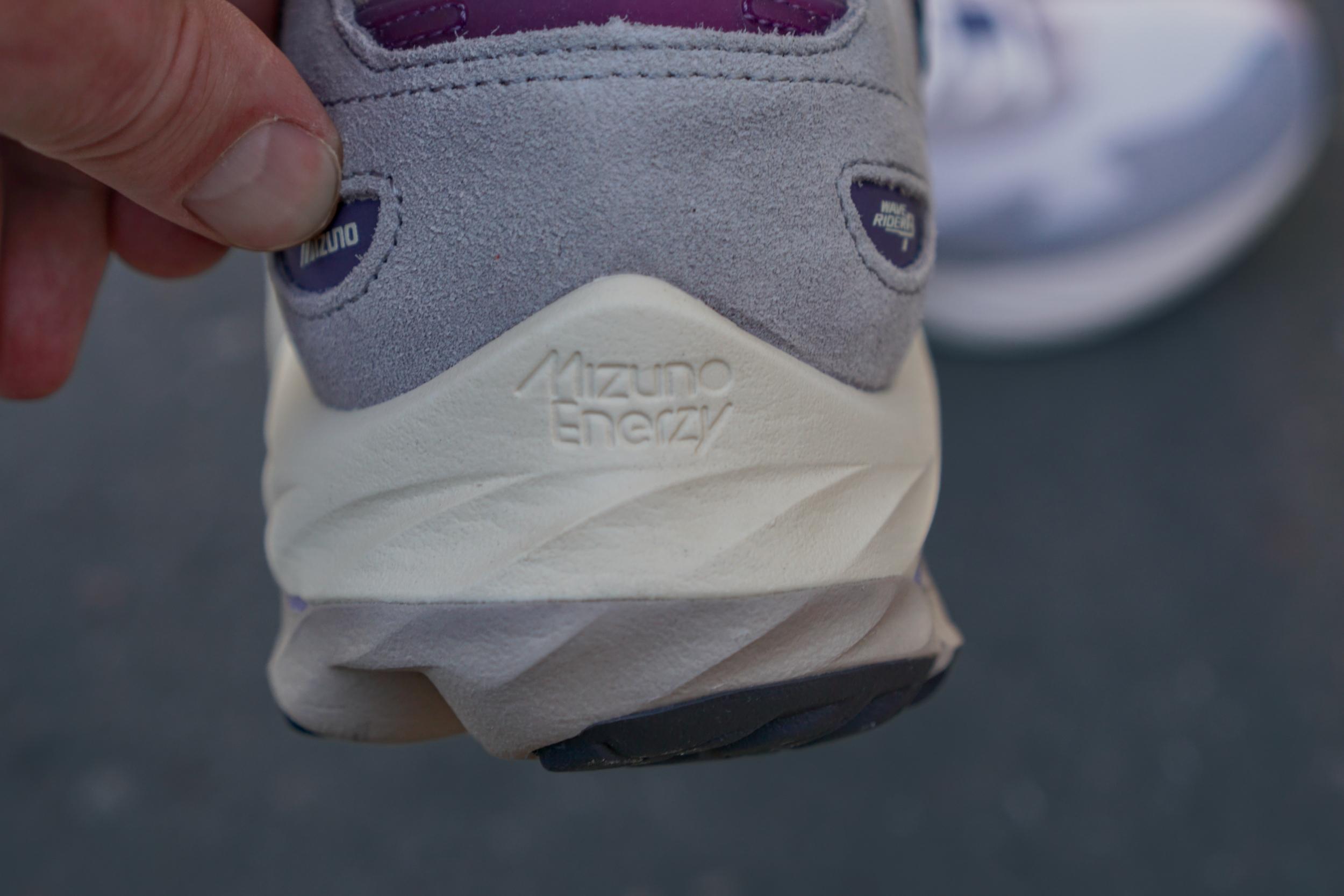 Японский бренд Mizuno я знаю очень давно и не раз рекомендовал кроссовки бренда в своих подборках, однако места в моем гардеробе они себе почему-то так и не застолбили. Но похоже, что с появлением в моей коллекции Mizuno Wave Rider 8 все измениться, поскольку эта модель по моим ощущениям даст прикурить даже любимым New Balance. Японский бренд Mizuno я знаю очень давно и не раз рекомендовал кроссовки бренда в своих подборках, однако места в моем гардеробе они себе почему-то так и не застолбили. Но похоже, что с появлением в моей коллекции Mizuno Wave Rider 8 все измениться, поскольку эта модель по моим ощущениям даст прикурить даже любимым New Balance.