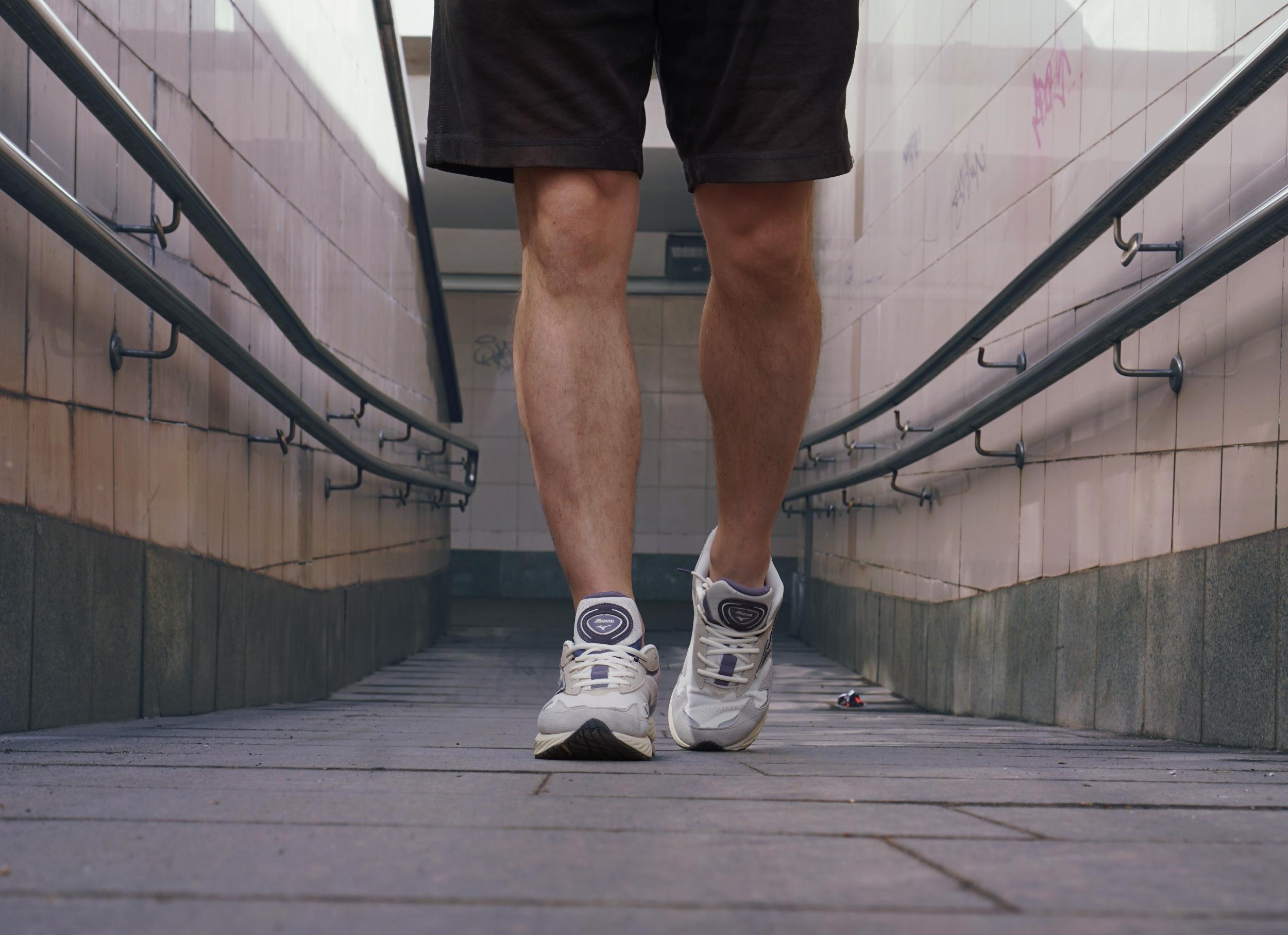 Японский бренд Mizuno я знаю очень давно и не раз рекомендовал кроссовки бренда в своих подборках, однако места в моем гардеробе они себе почему-то так и не застолбили. Но похоже, что с появлением в моей коллекции Mizuno Wave Rider 8 все измениться, поскольку эта модель по моим ощущениям даст прикурить даже любимым New Balance. Японский бренд Mizuno я знаю очень давно и не раз рекомендовал кроссовки бренда в своих подборках, однако места в моем гардеробе они себе почему-то так и не застолбили. Но похоже, что с появлением в моей коллекции Mizuno Wave Rider 8 все измениться, поскольку эта модель по моим ощущениям даст прикурить даже любимым New Balance.