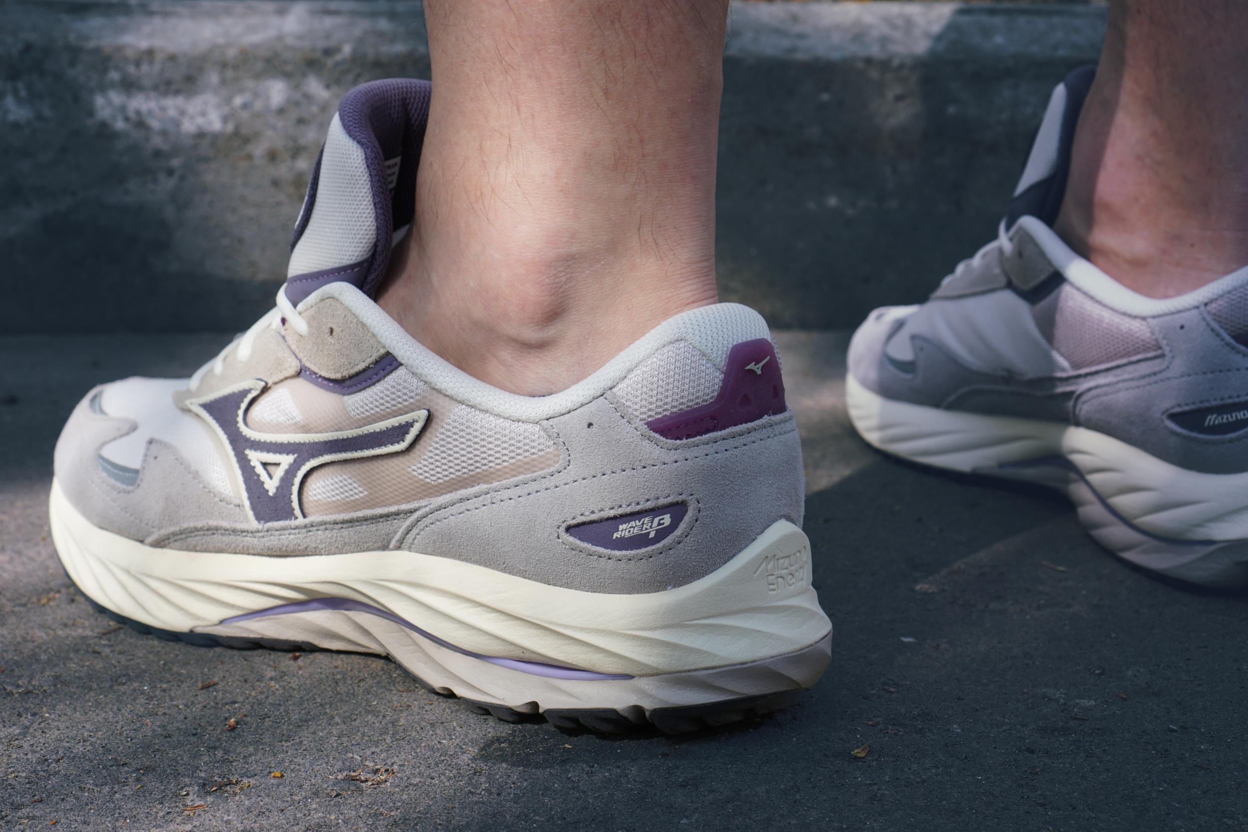 Японский бренд Mizuno я знаю очень давно и не раз рекомендовал кроссовки бренда в своих подборках, однако места в моем гардеробе они себе почему-то так и не застолбили. Но похоже, что с появлением в моей коллекции Mizuno Wave Rider 8 все измениться, поскольку эта модель по моим ощущениям даст прикурить даже любимым New Balance. Японский бренд Mizuno я знаю очень давно и не раз рекомендовал кроссовки бренда в своих подборках, однако места в моем гардеробе они себе почему-то так и не застолбили. Но похоже, что с появлением в моей коллекции Mizuno Wave Rider 8 все измениться, поскольку эта модель по моим ощущениям даст прикурить даже любимым New Balance.