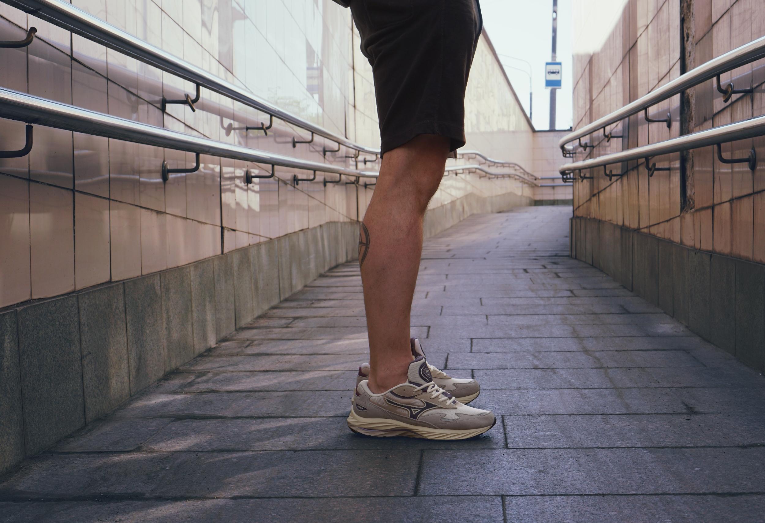 Японский бренд Mizuno я знаю очень давно и не раз рекомендовал кроссовки бренда в своих подборках, однако места в моем гардеробе они себе почему-то так и не застолбили. Но похоже, что с появлением в моей коллекции Mizuno Wave Rider 8 все измениться, поскольку эта модель по моим ощущениям даст прикурить даже любимым New Balance. Японский бренд Mizuno я знаю очень давно и не раз рекомендовал кроссовки бренда в своих подборках, однако места в моем гардеробе они себе почему-то так и не застолбили. Но похоже, что с появлением в моей коллекции Mizuno Wave Rider 8 все измениться, поскольку эта модель по моим ощущениям даст прикурить даже любимым New Balance.