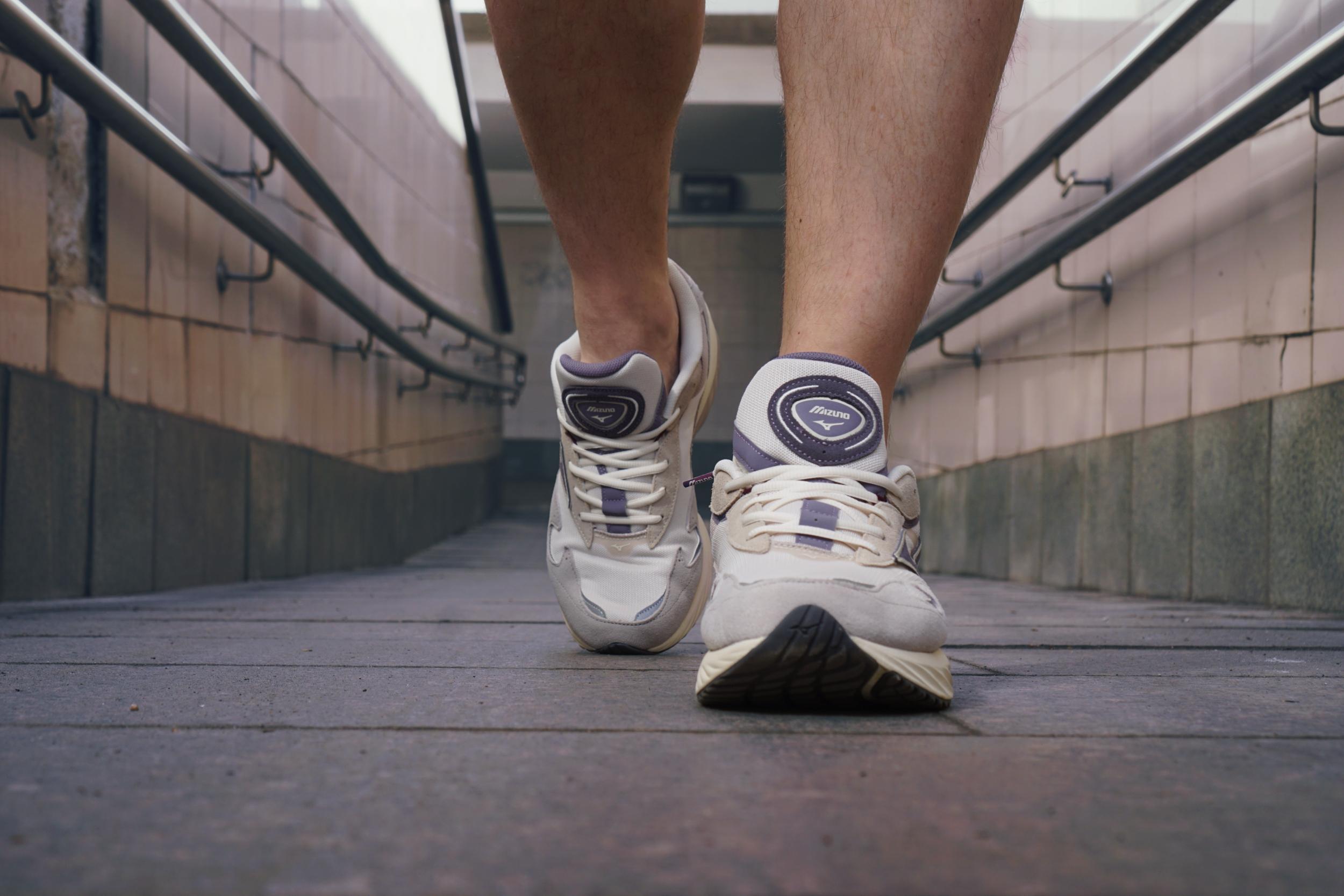 Японский бренд Mizuno я знаю очень давно и не раз рекомендовал кроссовки бренда в своих подборках, однако места в моем гардеробе они себе почему-то так и не застолбили. Но похоже, что с появлением в моей коллекции Mizuno Wave Rider 8 все измениться, поскольку эта модель по моим ощущениям даст прикурить даже любимым New Balance. Японский бренд Mizuno я знаю очень давно и не раз рекомендовал кроссовки бренда в своих подборках, однако места в моем гардеробе они себе почему-то так и не застолбили. Но похоже, что с появлением в моей коллекции Mizuno Wave Rider 8 все измениться, поскольку эта модель по моим ощущениям даст прикурить даже любимым New Balance.