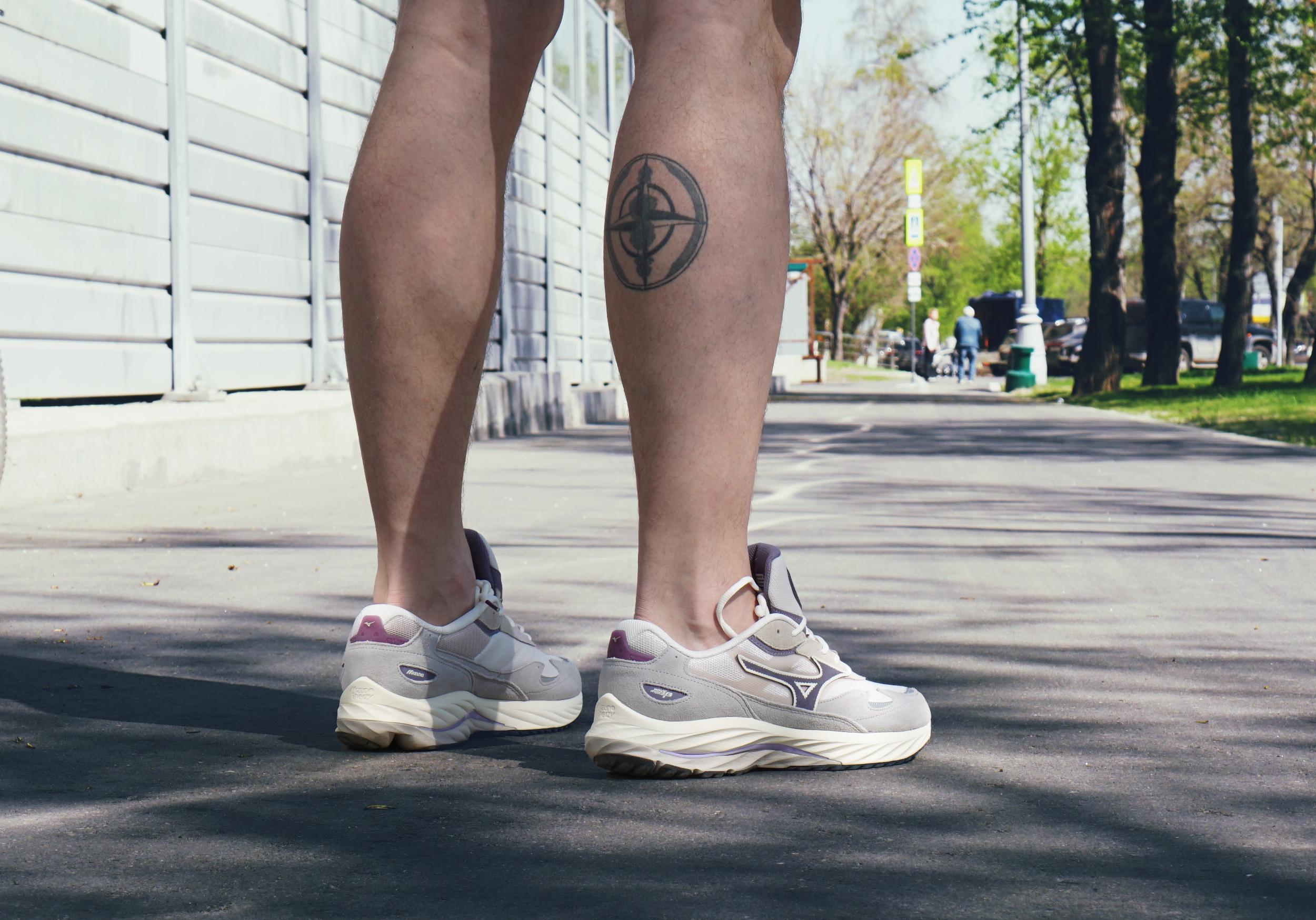 Японский бренд Mizuno я знаю очень давно и не раз рекомендовал кроссовки бренда в своих подборках, однако места в моем гардеробе они себе почему-то так и не застолбили. Но похоже, что с появлением в моей коллекции Mizuno Wave Rider 8 все измениться, поскольку эта модель по моим ощущениям даст прикурить даже любимым New Balance. Японский бренд Mizuno я знаю очень давно и не раз рекомендовал кроссовки бренда в своих подборках, однако места в моем гардеробе они себе почему-то так и не застолбили. Но похоже, что с появлением в моей коллекции Mizuno Wave Rider 8 все измениться, поскольку эта модель по моим ощущениям даст прикурить даже любимым New Balance.