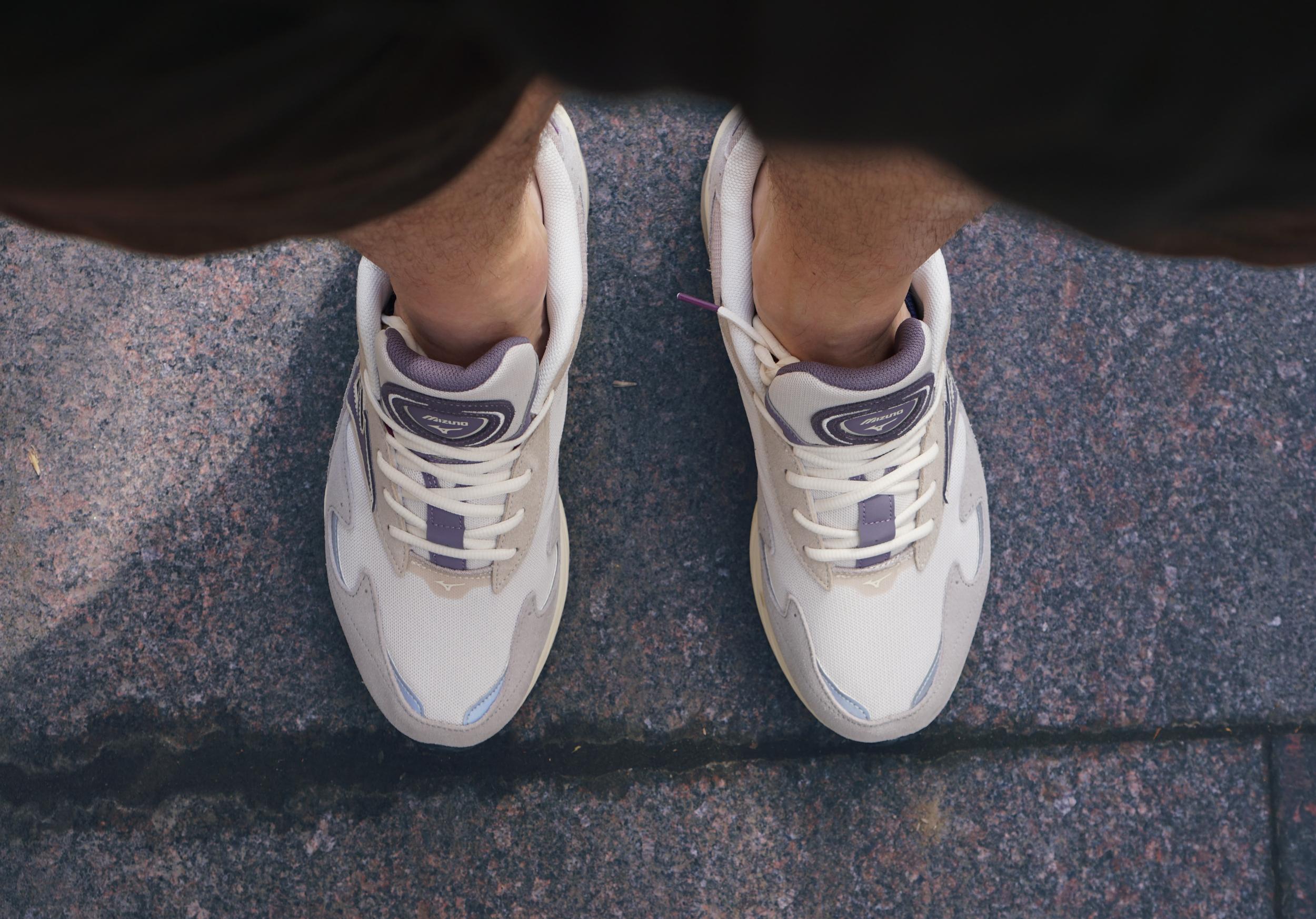 Японский бренд Mizuno я знаю очень давно и не раз рекомендовал кроссовки бренда в своих подборках, однако места в моем гардеробе они себе почему-то так и не застолбили. Но похоже, что с появлением в моей коллекции Mizuno Wave Rider 8 все измениться, поскольку эта модель по моим ощущениям даст прикурить даже любимым New Balance. Японский бренд Mizuno я знаю очень давно и не раз рекомендовал кроссовки бренда в своих подборках, однако места в моем гардеробе они себе почему-то так и не застолбили. Но похоже, что с появлением в моей коллекции Mizuno Wave Rider 8 все измениться, поскольку эта модель по моим ощущениям даст прикурить даже любимым New Balance.