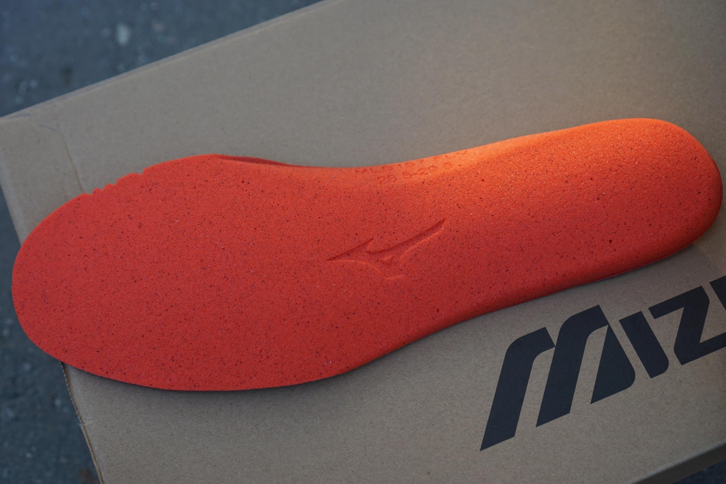 Японский бренд Mizuno я знаю очень давно и не раз рекомендовал кроссовки бренда в своих подборках, однако места в моем гардеробе они себе почему-то так и не застолбили. Но похоже, что с появлением в моей коллекции Mizuno Wave Rider 8 все измениться, поскольку эта модель по моим ощущениям даст прикурить даже любимым New Balance. Японский бренд Mizuno я знаю очень давно и не раз рекомендовал кроссовки бренда в своих подборках, однако места в моем гардеробе они себе почему-то так и не застолбили. Но похоже, что с появлением в моей коллекции Mizuno Wave Rider 8 все измениться, поскольку эта модель по моим ощущениям даст прикурить даже любимым New Balance.