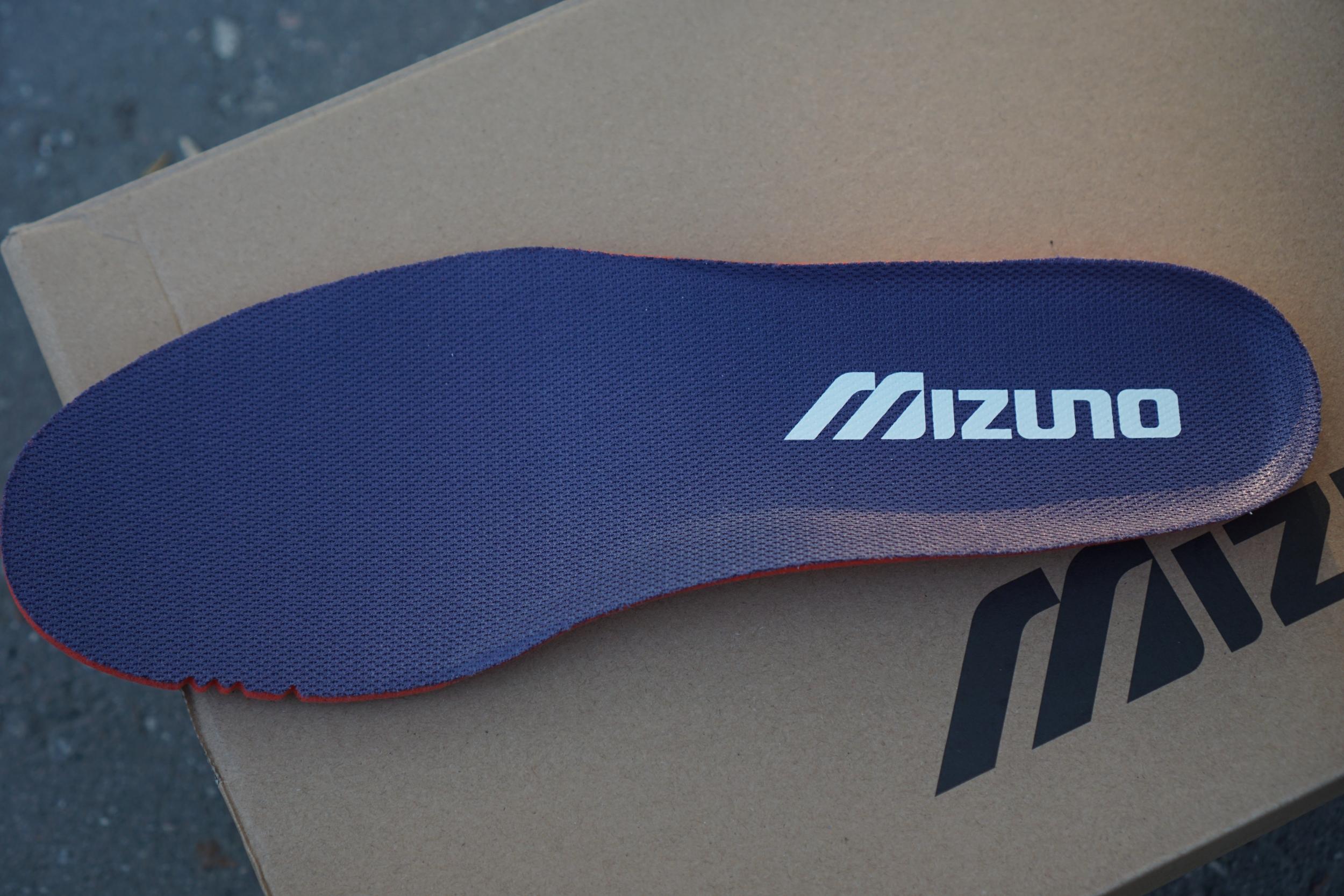 Японский бренд Mizuno я знаю очень давно и не раз рекомендовал кроссовки бренда в своих подборках, однако места в моем гардеробе они себе почему-то так и не застолбили. Но похоже, что с появлением в моей коллекции Mizuno Wave Rider 8 все измениться, поскольку эта модель по моим ощущениям даст прикурить даже любимым New Balance. Японский бренд Mizuno я знаю очень давно и не раз рекомендовал кроссовки бренда в своих подборках, однако места в моем гардеробе они себе почему-то так и не застолбили. Но похоже, что с появлением в моей коллекции Mizuno Wave Rider 8 все измениться, поскольку эта модель по моим ощущениям даст прикурить даже любимым New Balance.