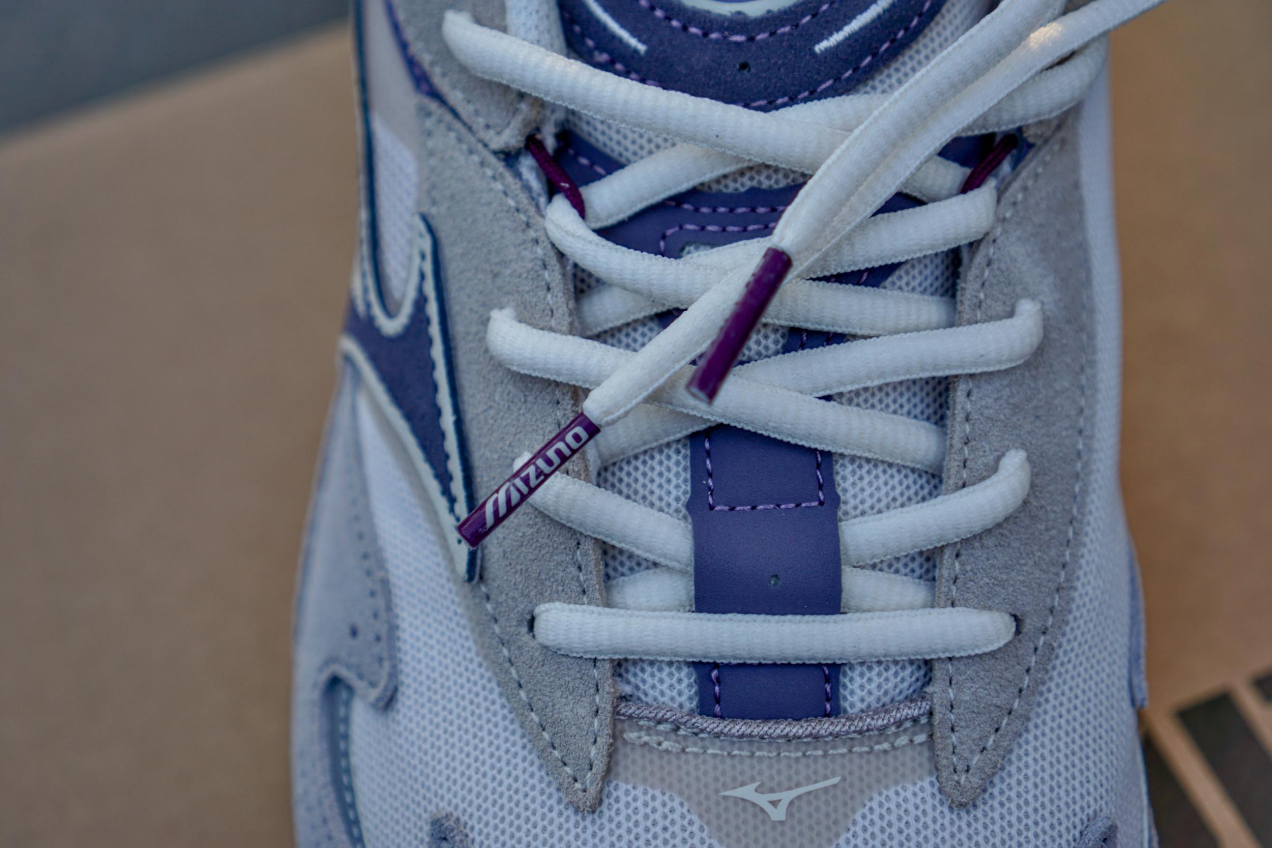 Японский бренд Mizuno я знаю очень давно и не раз рекомендовал кроссовки бренда в своих подборках, однако места в моем гардеробе они себе почему-то так и не застолбили. Но похоже, что с появлением в моей коллекции Mizuno Wave Rider 8 все измениться, поскольку эта модель по моим ощущениям даст прикурить даже любимым New Balance. Японский бренд Mizuno я знаю очень давно и не раз рекомендовал кроссовки бренда в своих подборках, однако места в моем гардеробе они себе почему-то так и не застолбили. Но похоже, что с появлением в моей коллекции Mizuno Wave Rider 8 все измениться, поскольку эта модель по моим ощущениям даст прикурить даже любимым New Balance.
