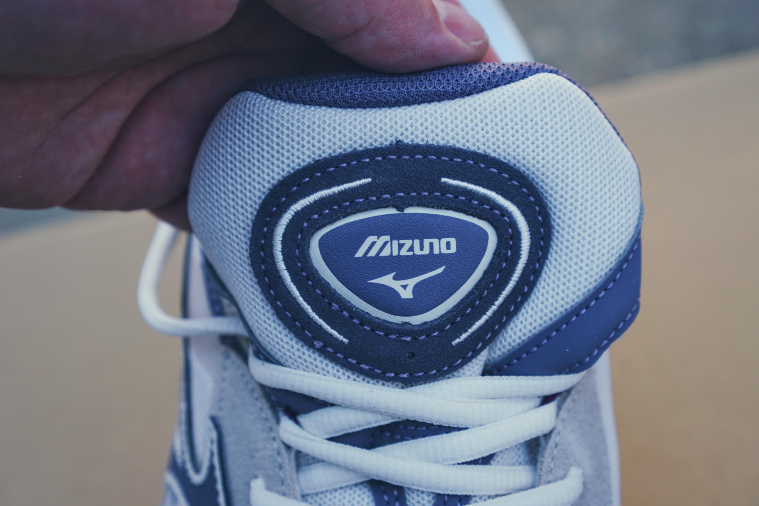 Японский бренд Mizuno я знаю очень давно и не раз рекомендовал кроссовки бренда в своих подборках, однако места в моем гардеробе они себе почему-то так и не застолбили. Но похоже, что с появлением в моей коллекции Mizuno Wave Rider 8 все измениться, поскольку эта модель по моим ощущениям даст прикурить даже любимым New Balance. Японский бренд Mizuno я знаю очень давно и не раз рекомендовал кроссовки бренда в своих подборках, однако места в моем гардеробе они себе почему-то так и не застолбили. Но похоже, что с появлением в моей коллекции Mizuno Wave Rider 8 все измениться, поскольку эта модель по моим ощущениям даст прикурить даже любимым New Balance.