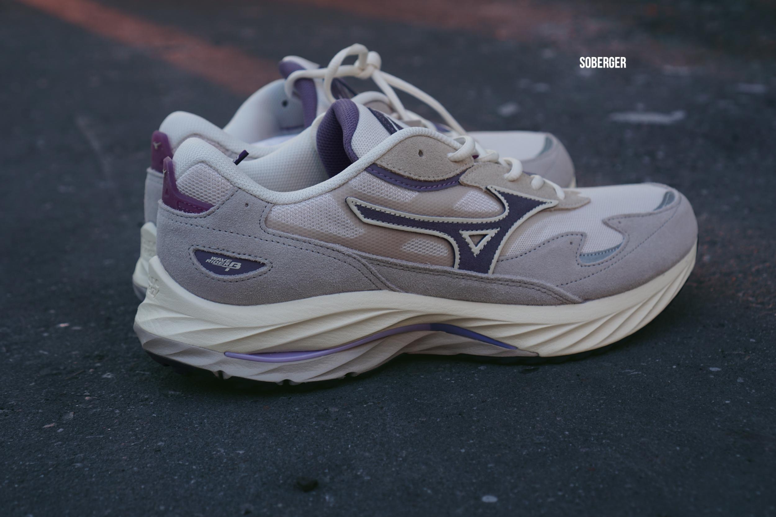 Японский бренд Mizuno я знаю очень давно и не раз рекомендовал кроссовки бренда в своих подборках, однако места в моем гардеробе они себе почему-то так и не застолбили. Но похоже, что с появлением в моей коллекции Mizuno Wave Rider 8 все измениться, поскольку эта модель по моим ощущениям даст прикурить даже любимым New Balance. Японский бренд Mizuno я знаю очень давно и не раз рекомендовал кроссовки бренда в своих подборках, однако места в моем гардеробе они себе почему-то так и не застолбили. Но похоже, что с появлением в моей коллекции Mizuno Wave Rider 8 все измениться, поскольку эта модель по моим ощущениям даст прикурить даже любимым New Balance.