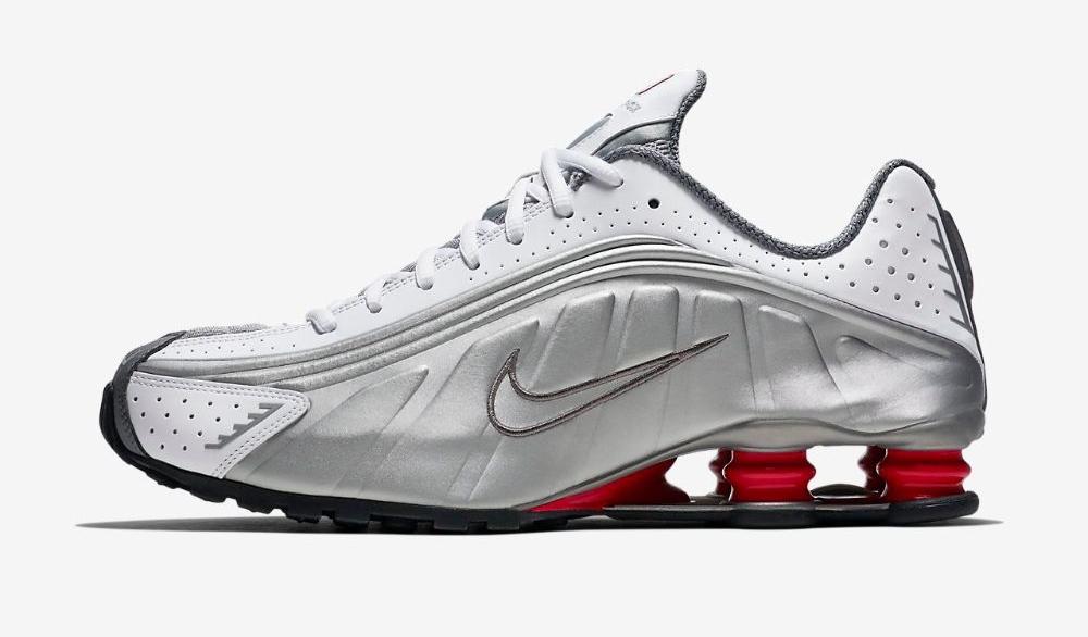 Серджио Лозано и Брюс Килгор — дизайнеры и создатели моделей Nike Air Max 95 и Nike Air Force 1 соответственно создали абсолютно новую футуристичную модель Nike с металлизированным верхом и внушительной амортизационной системой Shox в задней части подошвы. Эта система стала результатом шестнадцатилетних исследований, а в ее основе лежала амортизация удара при приземлении в абсолютно новом ключе. Серджио Лозано и Брюс Килгор — дизайнеры и создатели моделей Nike Air Max 95 и Nike Air Force 1 соответственно создали абсолютно новую футуристичную модель Nike с металлизированным верхом и внушительной амортизационной системой Shox в задней части подошвы. Эта система стала результатом шестнадцатилетних исследований, а в ее основе лежала амортизация удара при приземлении в абсолютно новом ключе.
