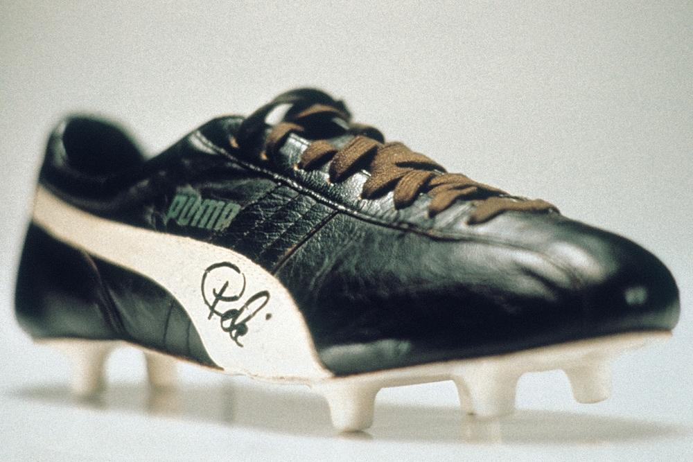 Бренда PUMA, как и adidas родился из разногласий между баварскими братьями Ади и Рудольфом Дасслером. Братья выросли в семье сапожника и прачки в городе Херцогенаурах возле Нюремберга, славившимся своим обувным производством. В 1924 году Дасслеры основали компанию Dassler Brother Shoe Factory, которая специализировалась на производстве спортивной обуви. Бренда PUMA, как и adidas родился из разногласий между баварскими братьями Ади и Рудольфом Дасслером. Братья выросли в семье сапожника и прачки в городе Херцогенаурах возле Нюремберга, славившимся своим обувным производством. В 1924 году Дасслеры основали компанию Dassler Brother Shoe Factory, которая специализировалась на производстве спортивной обуви.